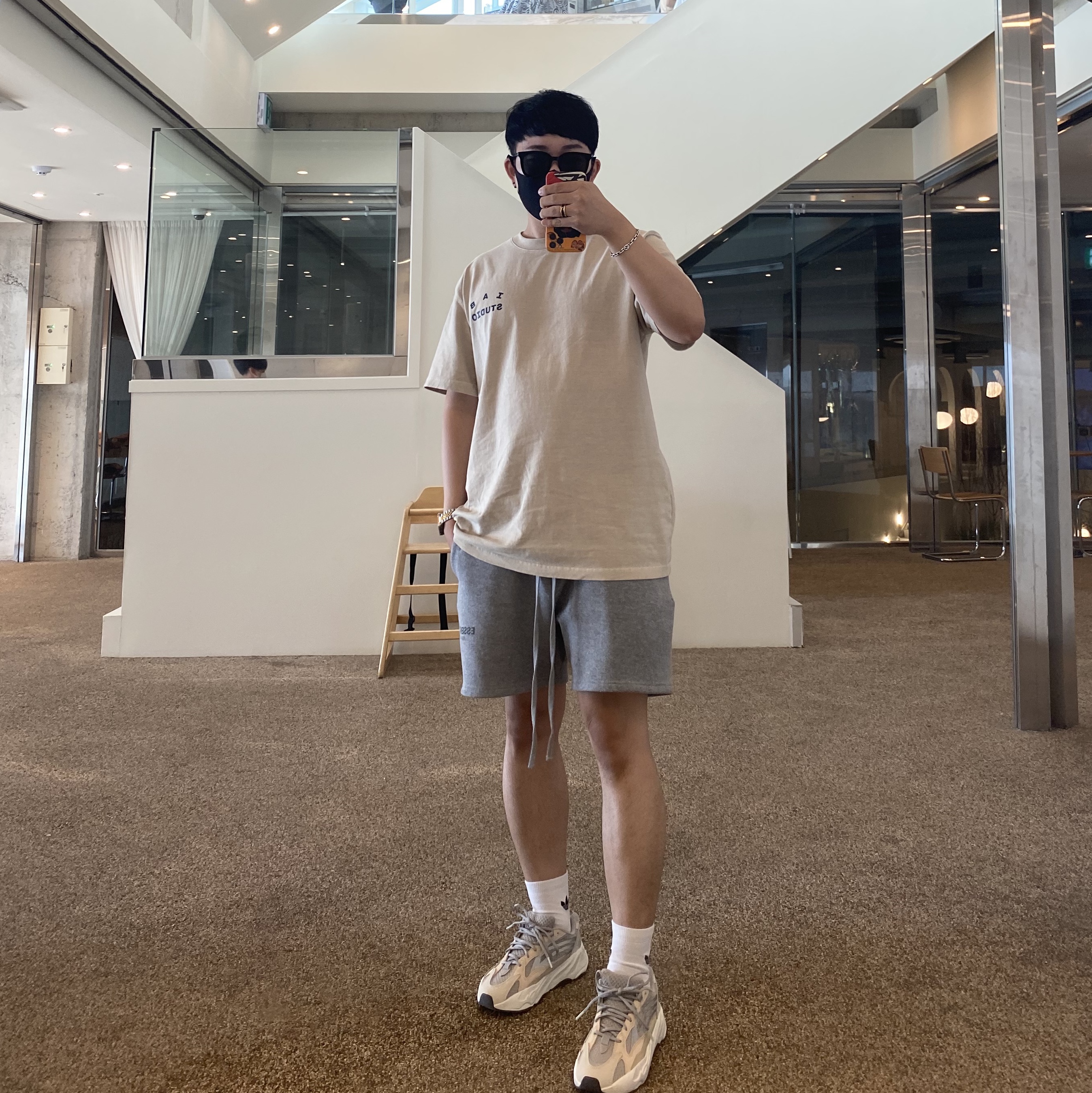 IAB Studio Pigment T-Shirt Oatmeal, Adidas Yeezy Boost 700 V2 Cream 착용 스타일