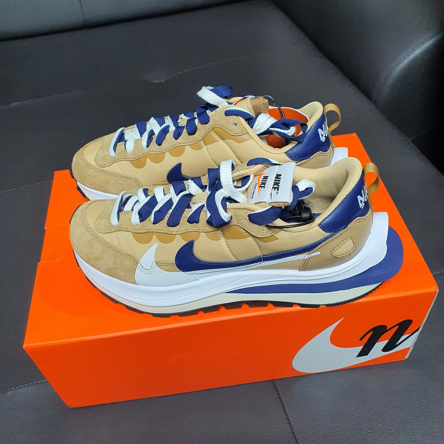 Nike x Sacai VaporWaffle Sesame and Blue Void 착용 스타일