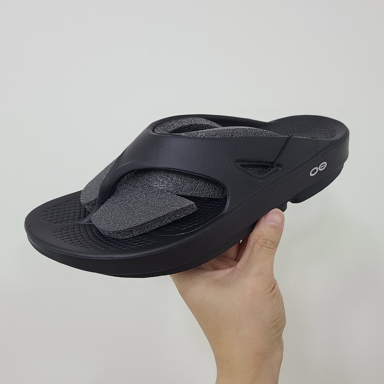 Oofos OOriginal Black 착용 스타일 - 1