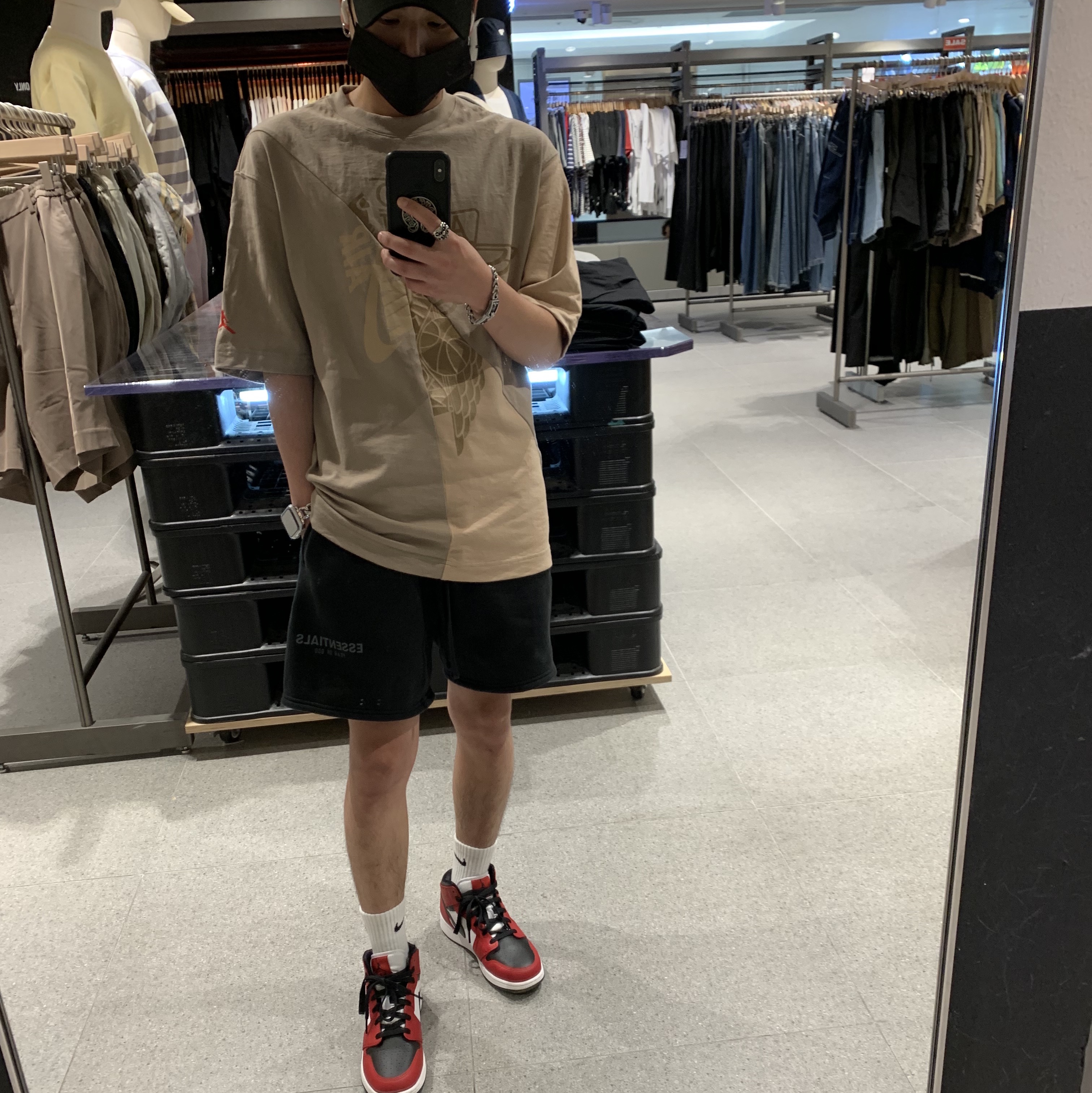 Jordan 1 Mid Chicago Black Toe, Essentials Sweatshorts Black - 21SS 착용 스타일