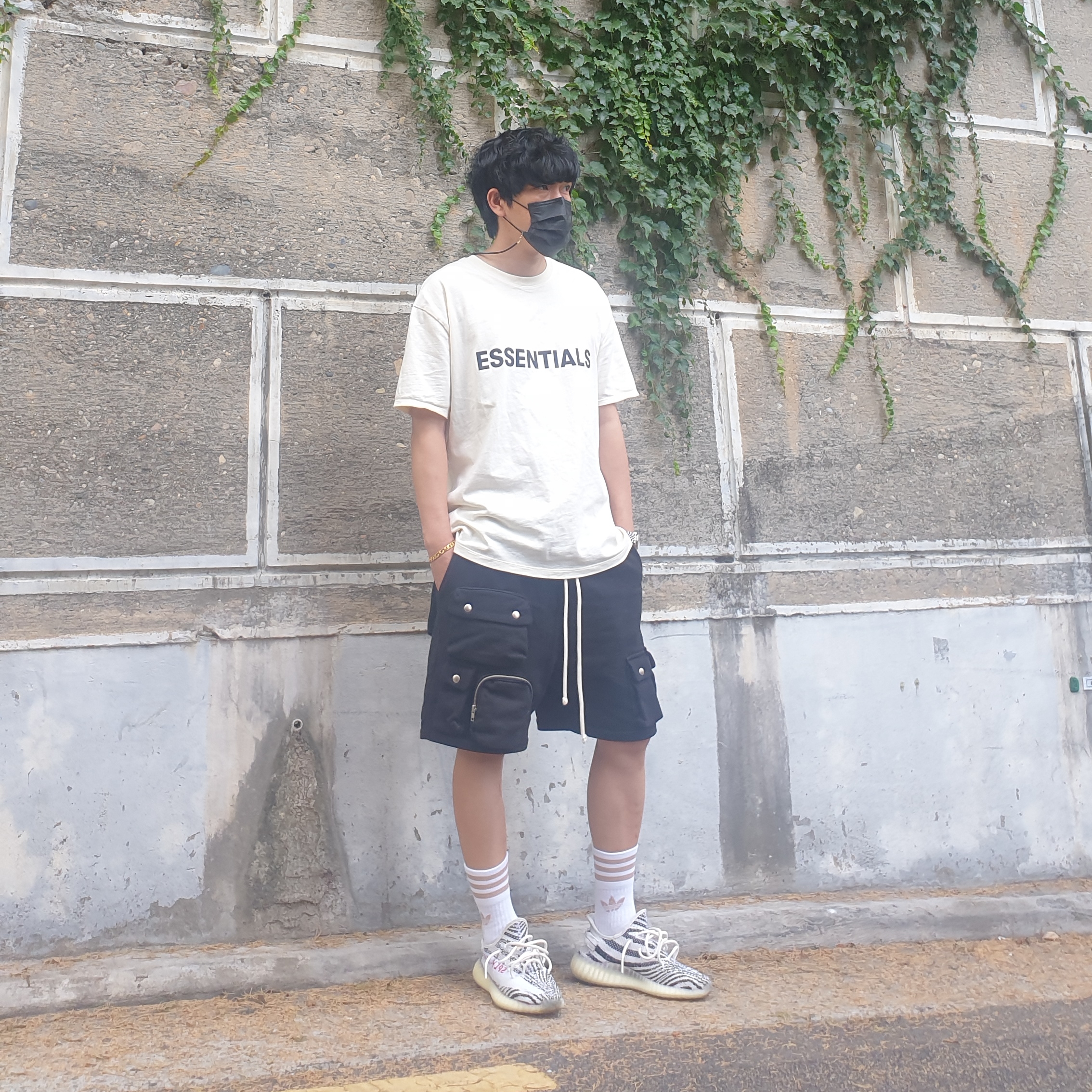 Essentials 3D Silicon Applique Boxy T-Shirt Buttercream 2020, Adidas Yeezy Boost 350 V2 Zebra 2017/2019/2020 착용 스타일