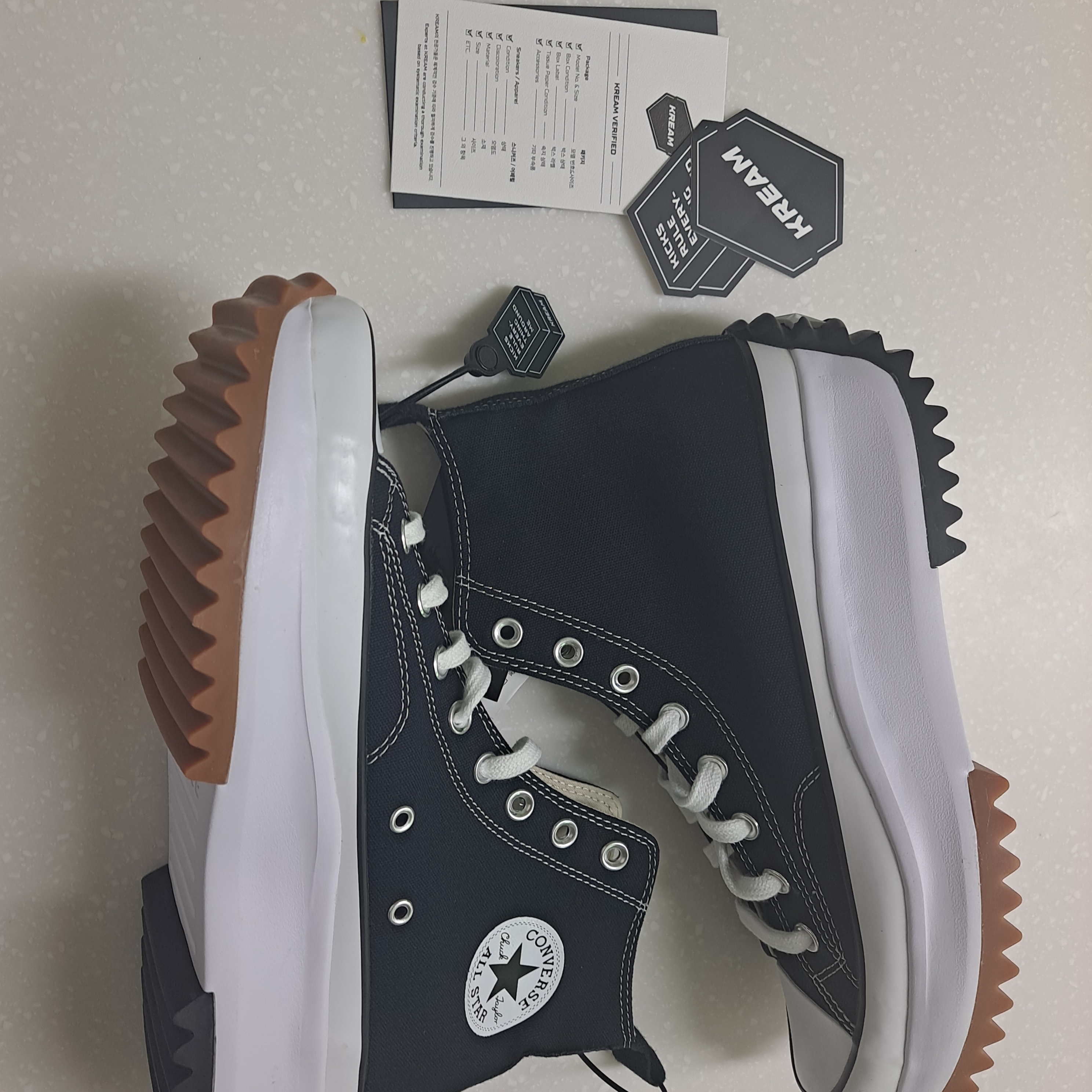 Converse Run Star Hike Hi Black White Gum 착용 스타일