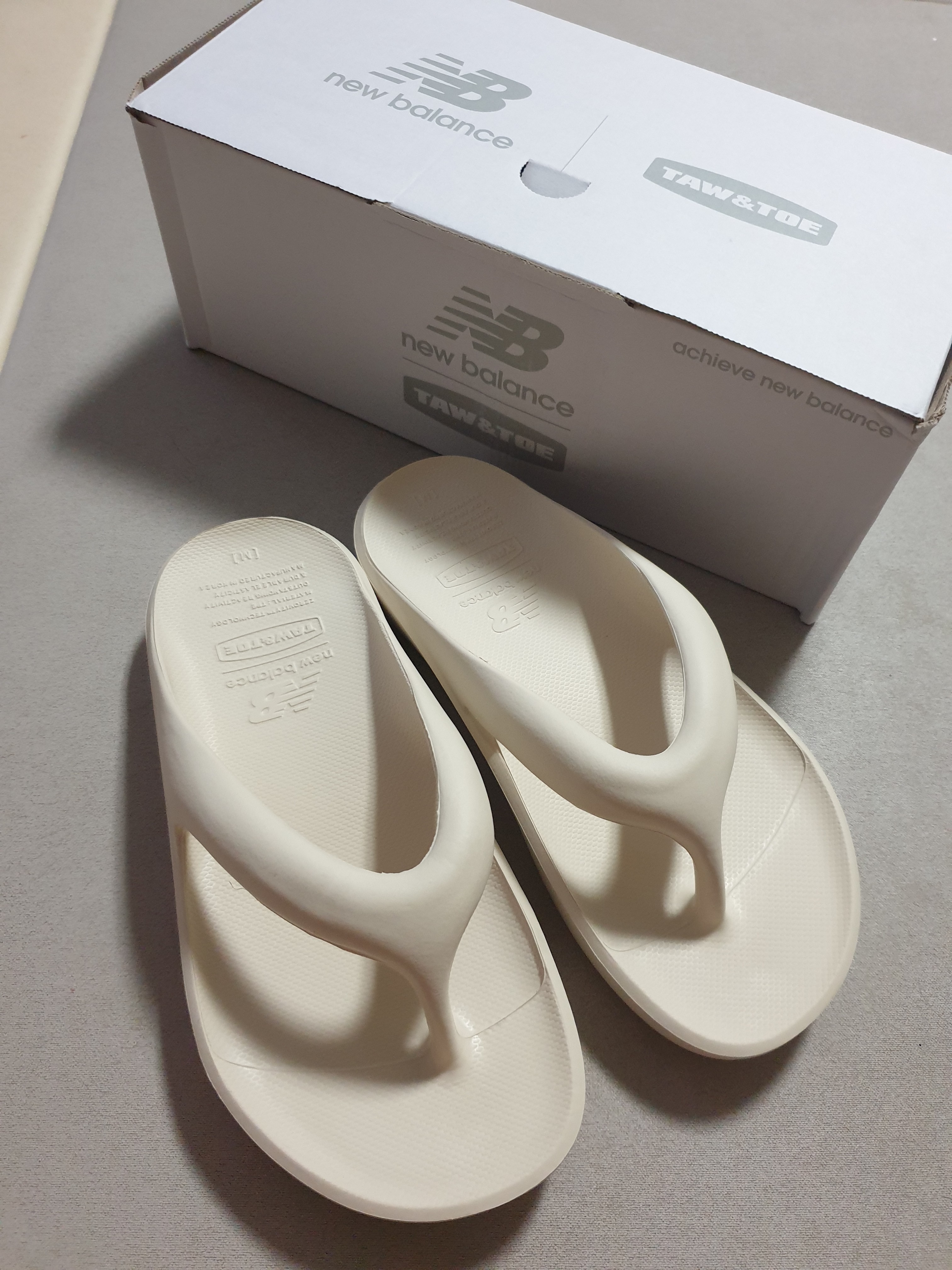 New Balance x Taw&Toe Flip Flop Ivory 착용 스타일 - 1