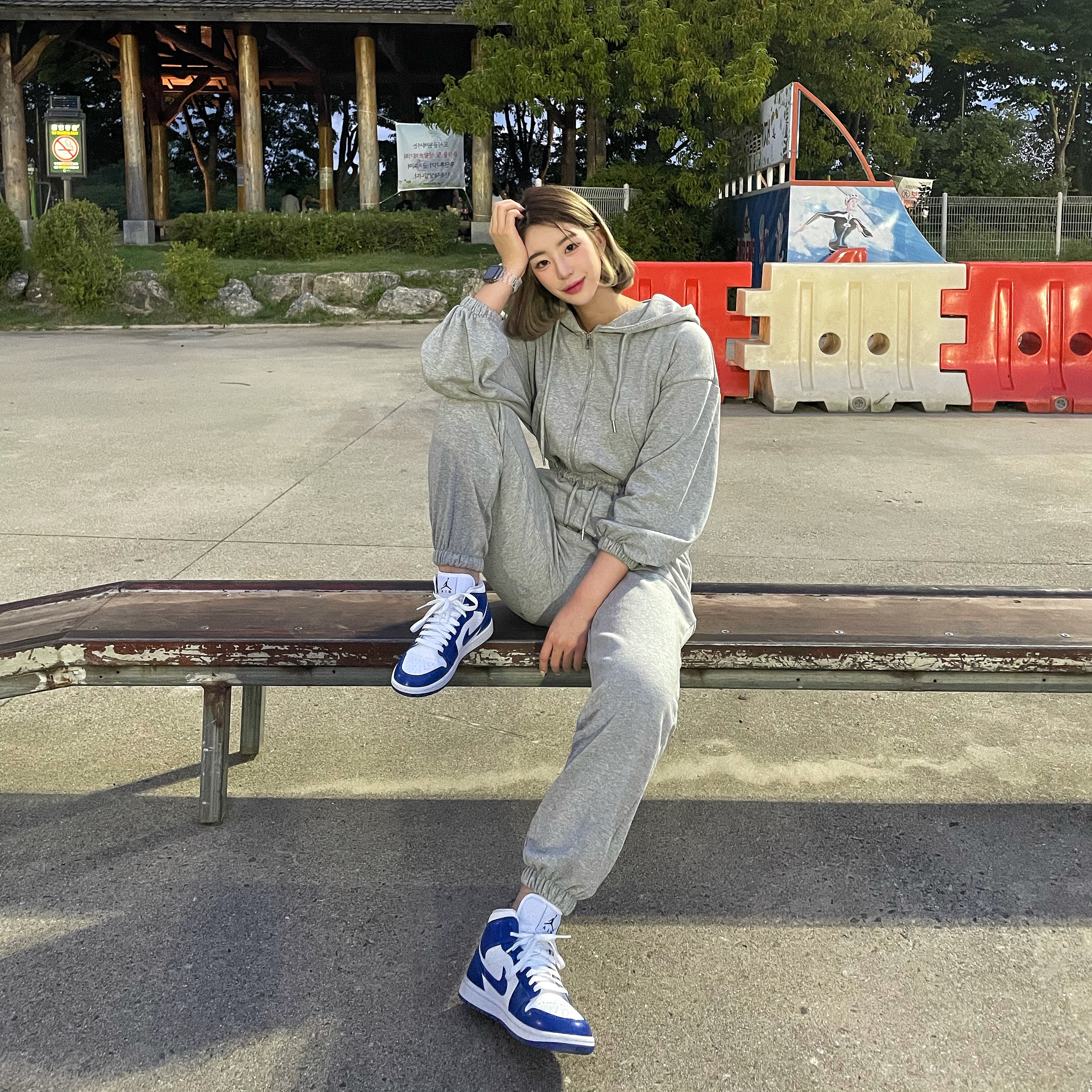 (W) Jordan 1 Mid White Hyper Royal 착용 스타일 - 1