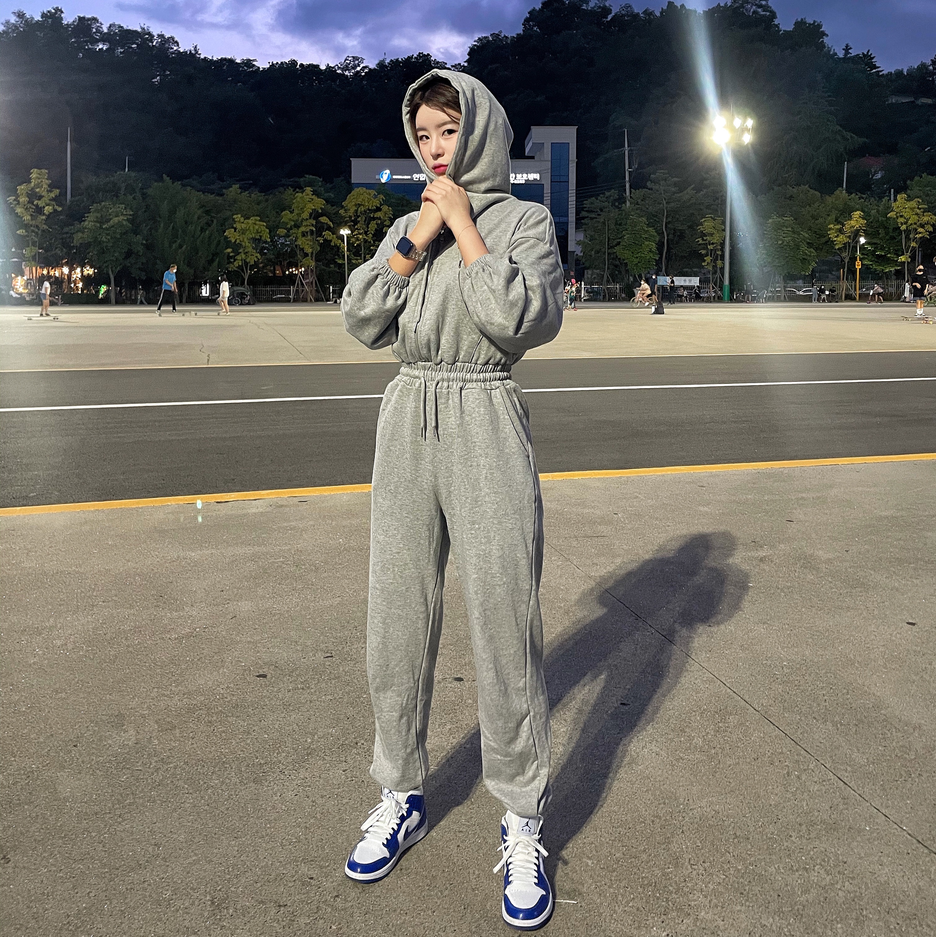 (W) Jordan 1 Mid White Hyper Royal 착용 스타일 - 2