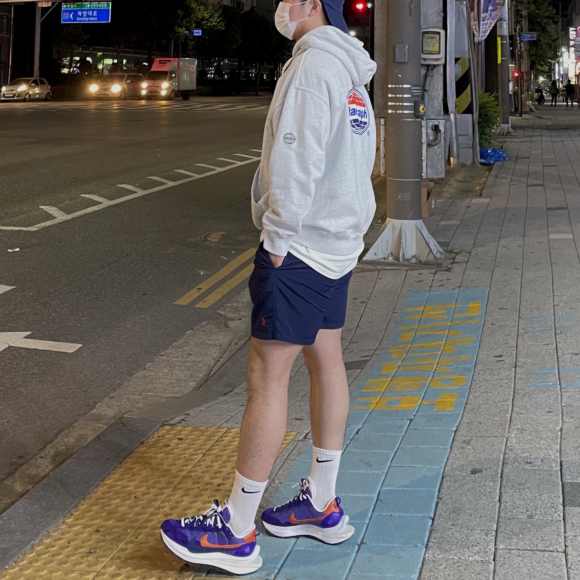 Nike x Sacai VaporWaffle Dark Iris 착용 스타일 - 3