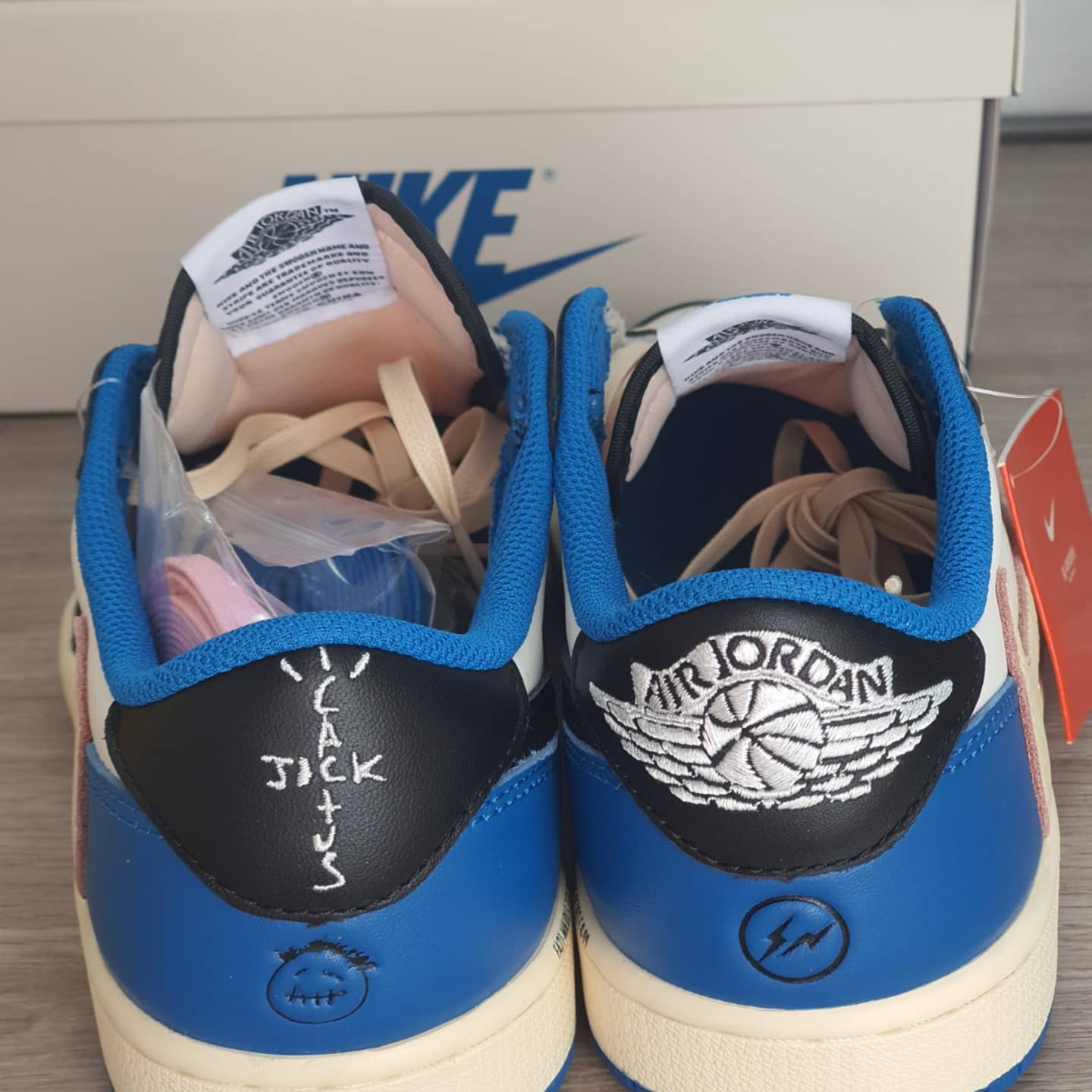 Jordan 1 x Travis Scott x Fragment Retro Low OG SP Military Blue 착용 스타일 - 4