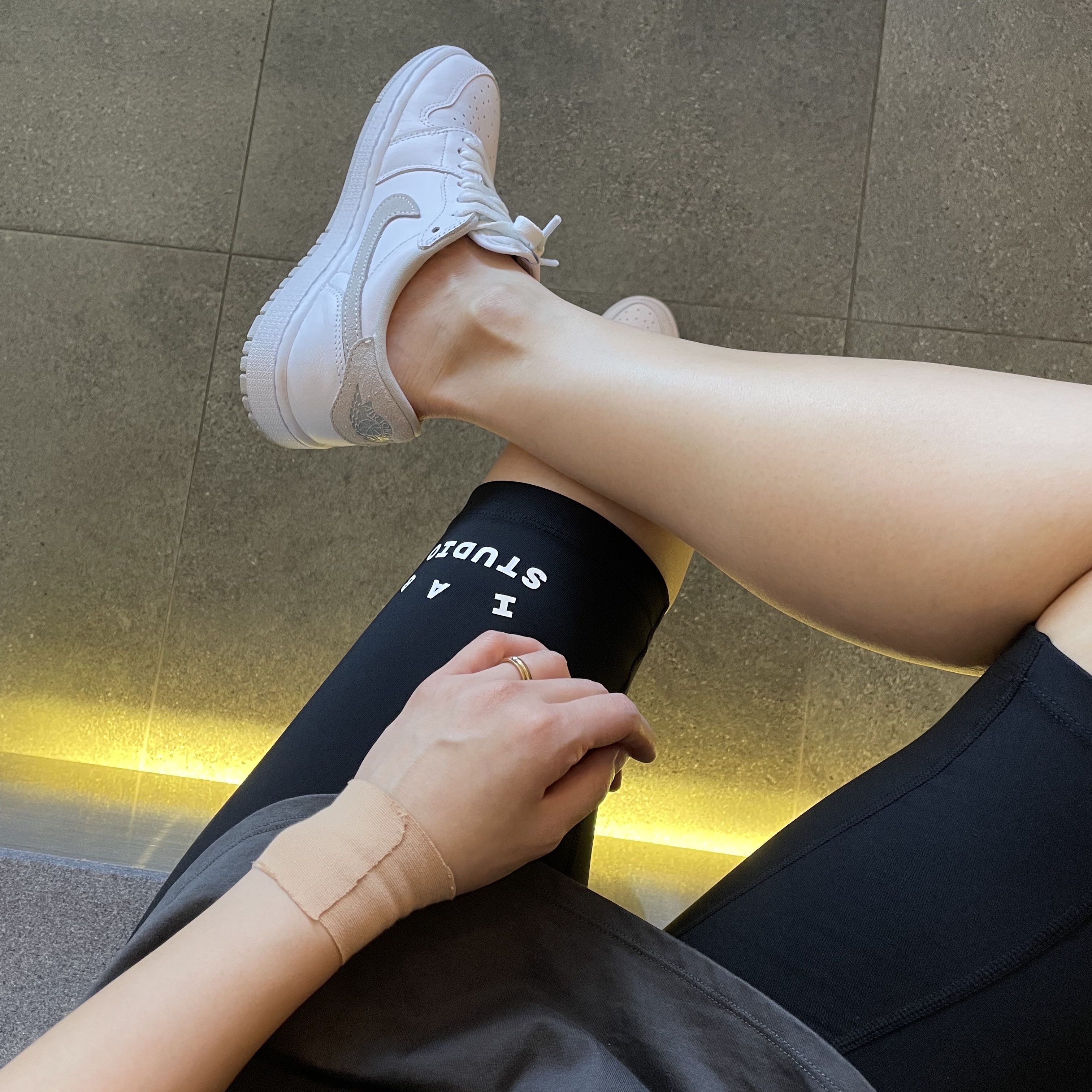 (W) IAB Studio Leggings Shorts Black, (W) Jordan 1 Low OG Neutral Grey 착용 스타일 - 3
