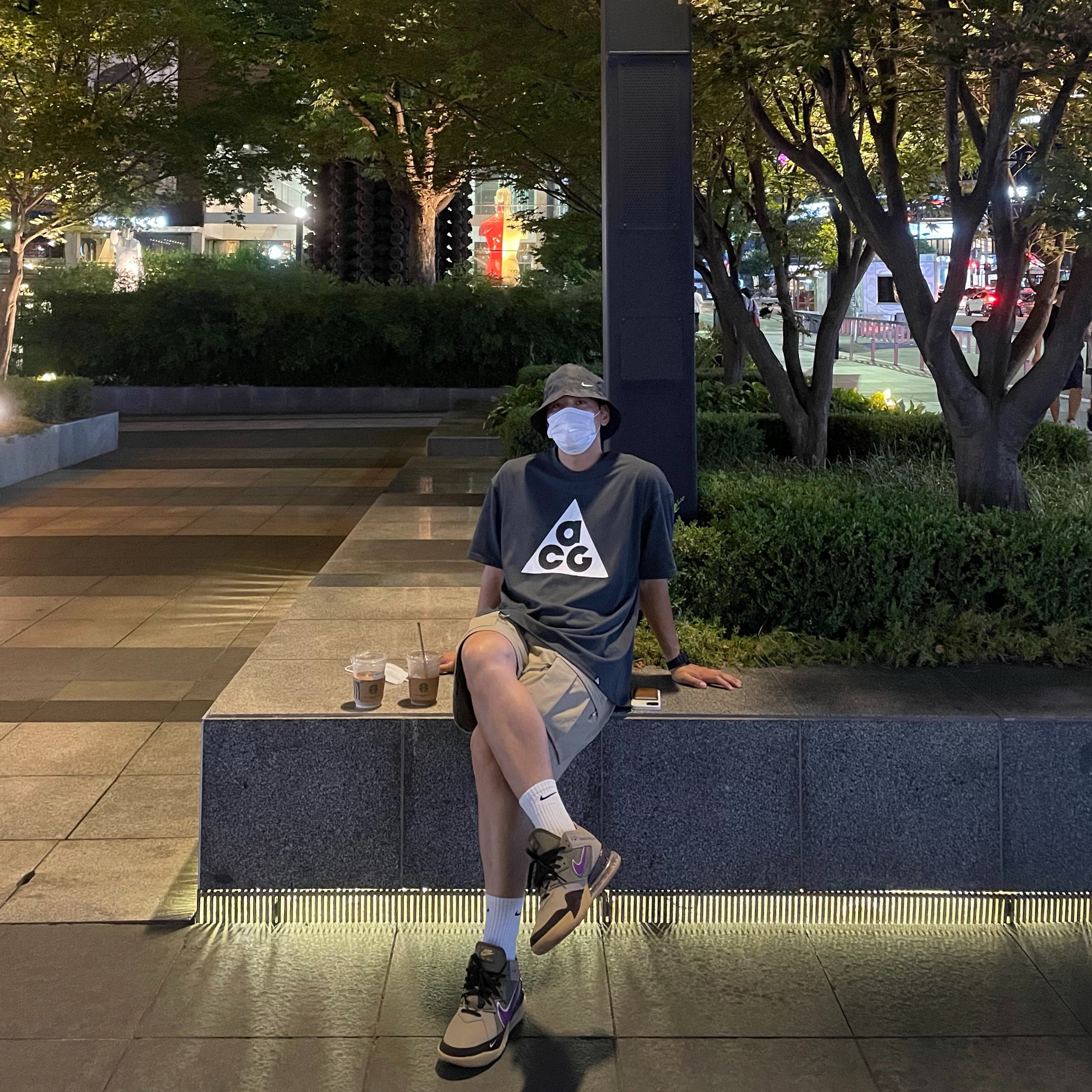 Nike NRG Bucket Hat Black, Nike ACG Short Sleeve T-Shirt Dark Smoke Grey - US/EU 착용 스타일