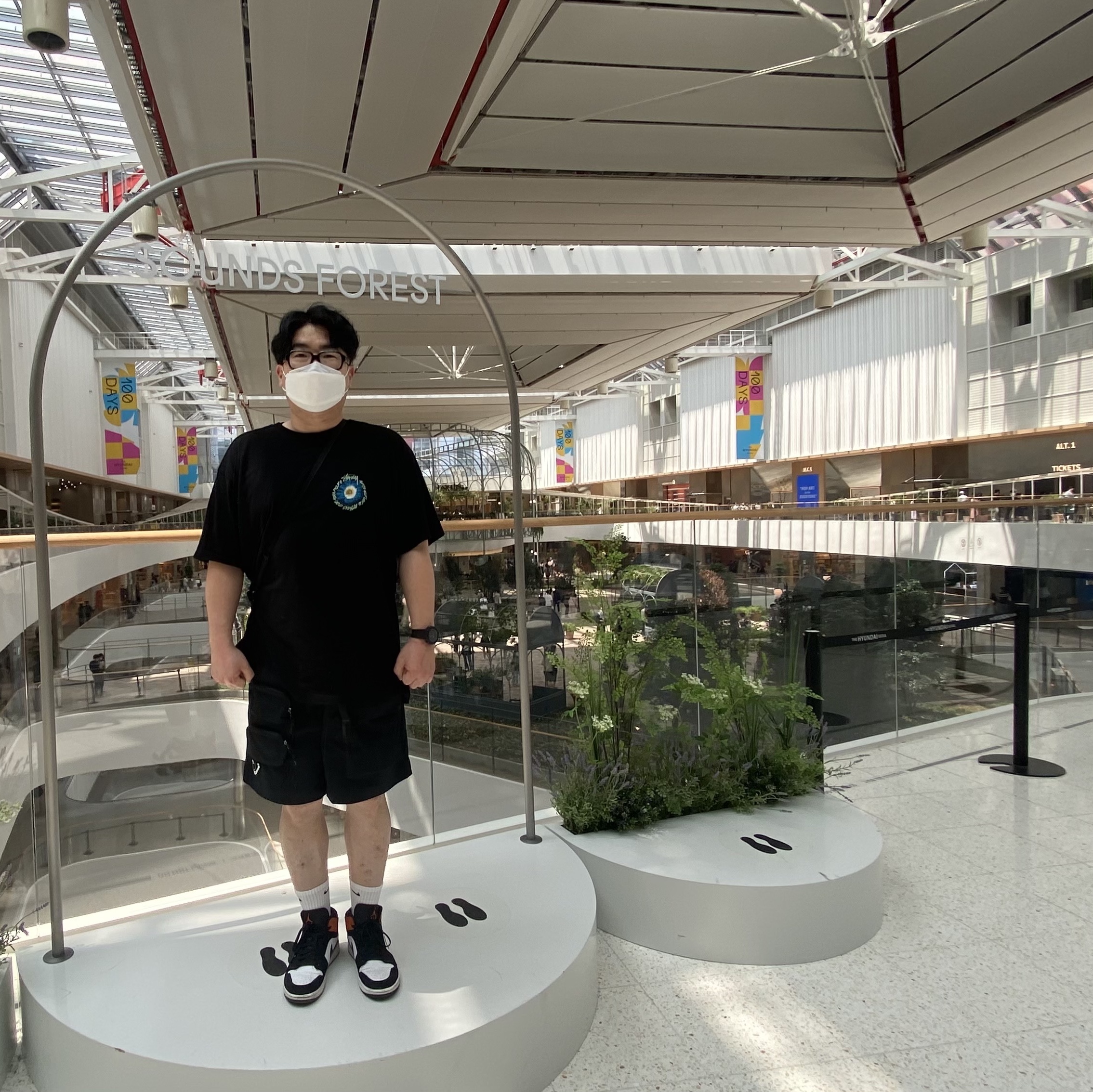 Stussy Cosmos T-Shirt Black, Nike ACG Cargo Shorts Black Dark Beetroot - Asia 착용 스타일