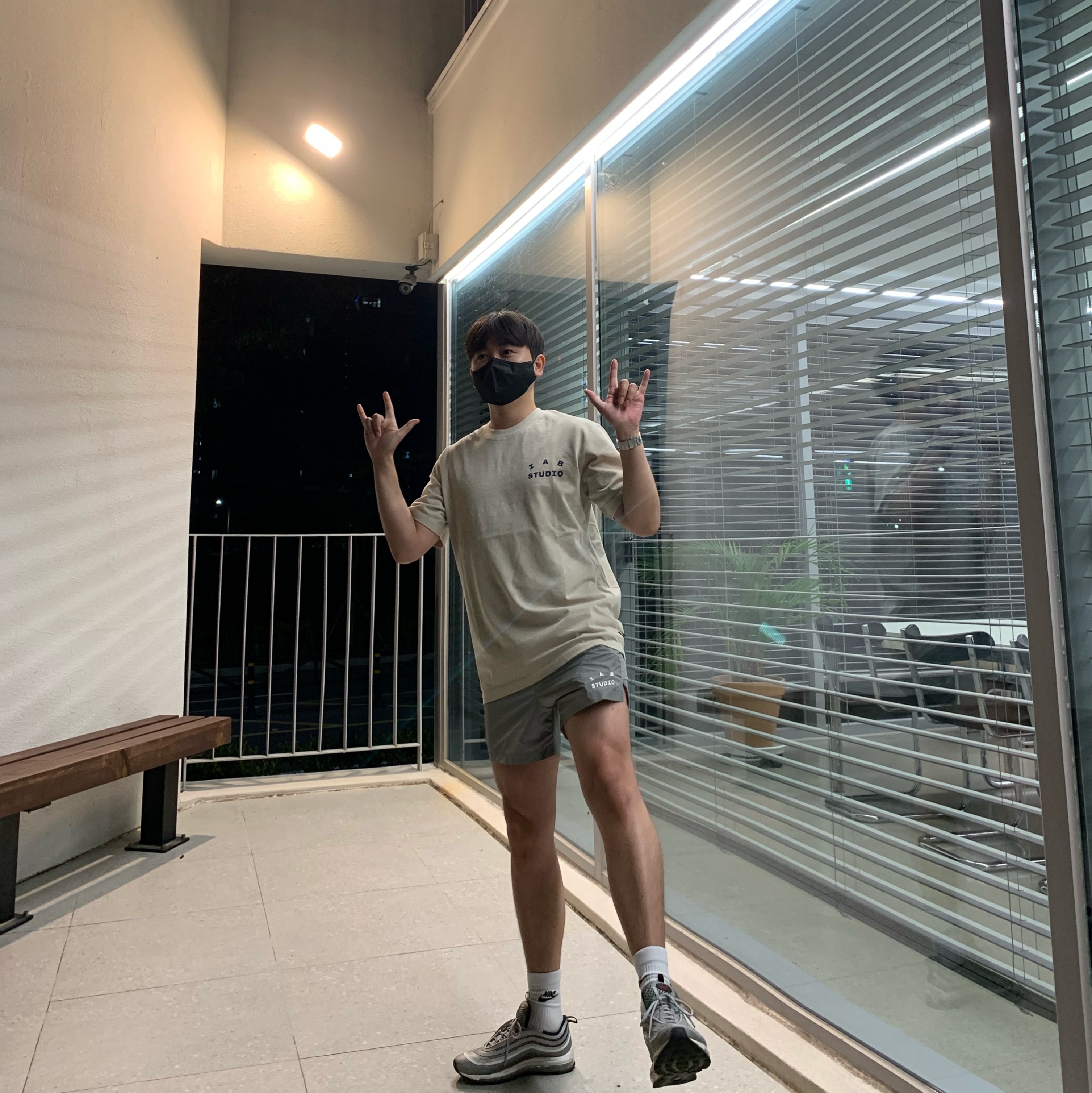 IAB Studio Pigment T-Shirt Oatmeal, IAB Studio Woven Shorts Gray 착용 스타일