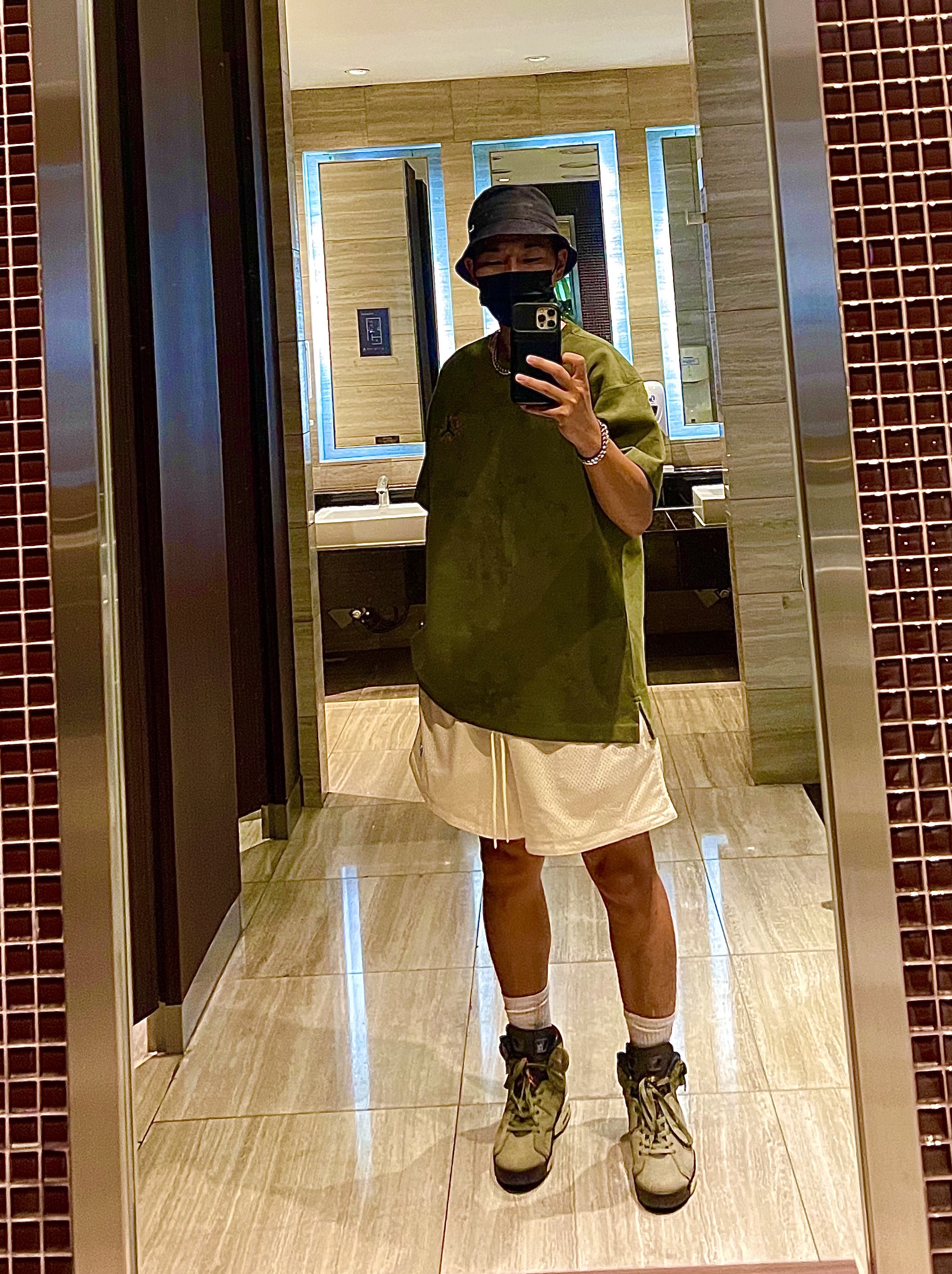 Jordan 6 x Travis Scott Retro Olive, Jordan x Travis Scott SS T-Shirt 착용 스타일