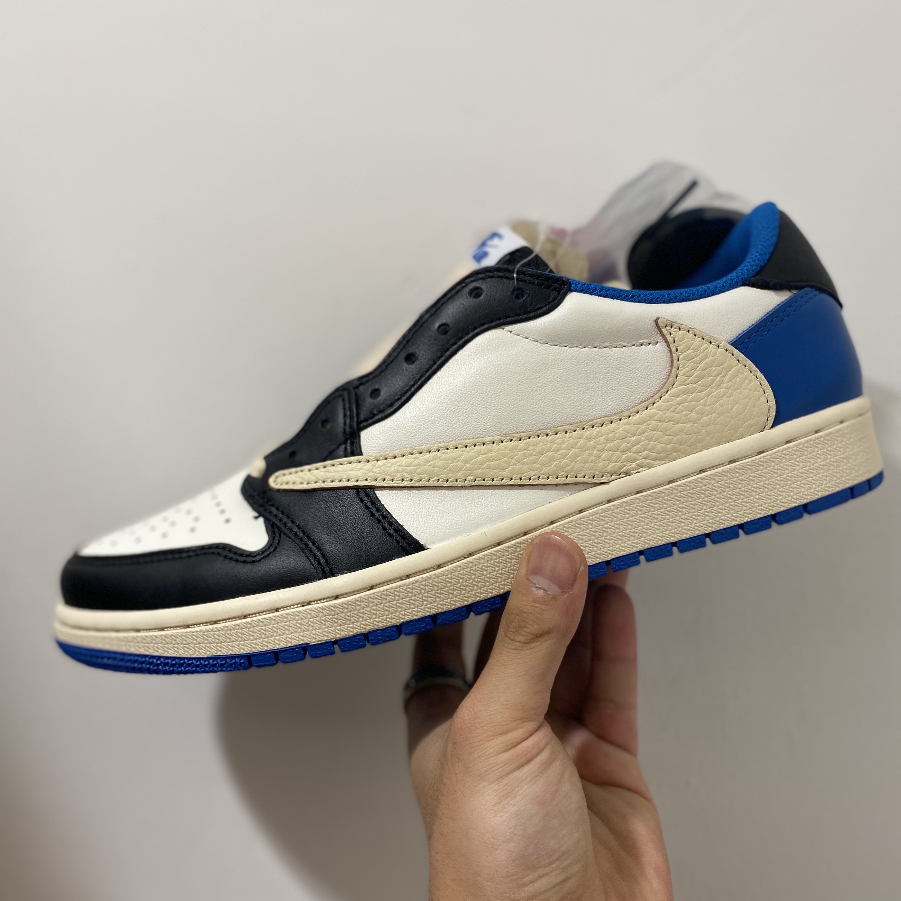 Jordan 1 x Travis Scott x Fragment Retro Low OG SP Military Blue, Jordan 1 x Travis Scott Retro High OG SP Mocha 착용 스타일 - 2