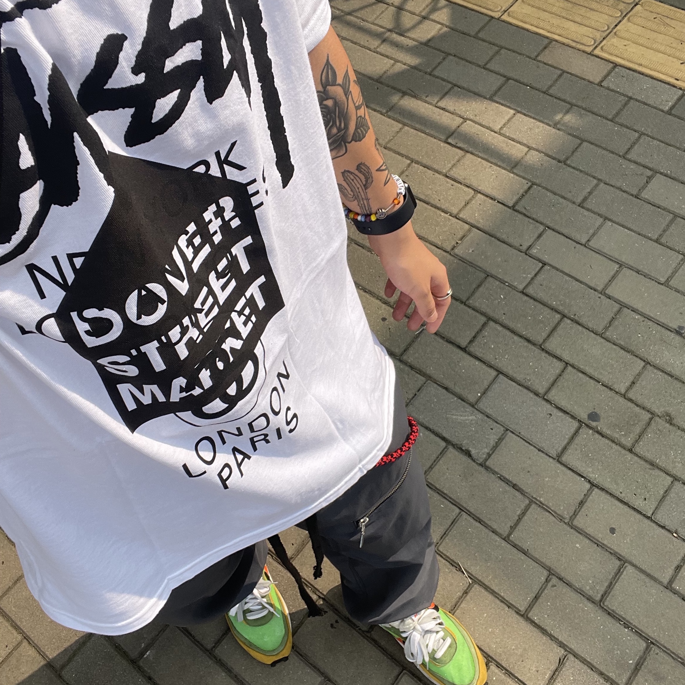 Nike x Sacai LDWaffle Green Multi, Stussy Stock DSM New York T-Shirt White 착용 스타일 - 3