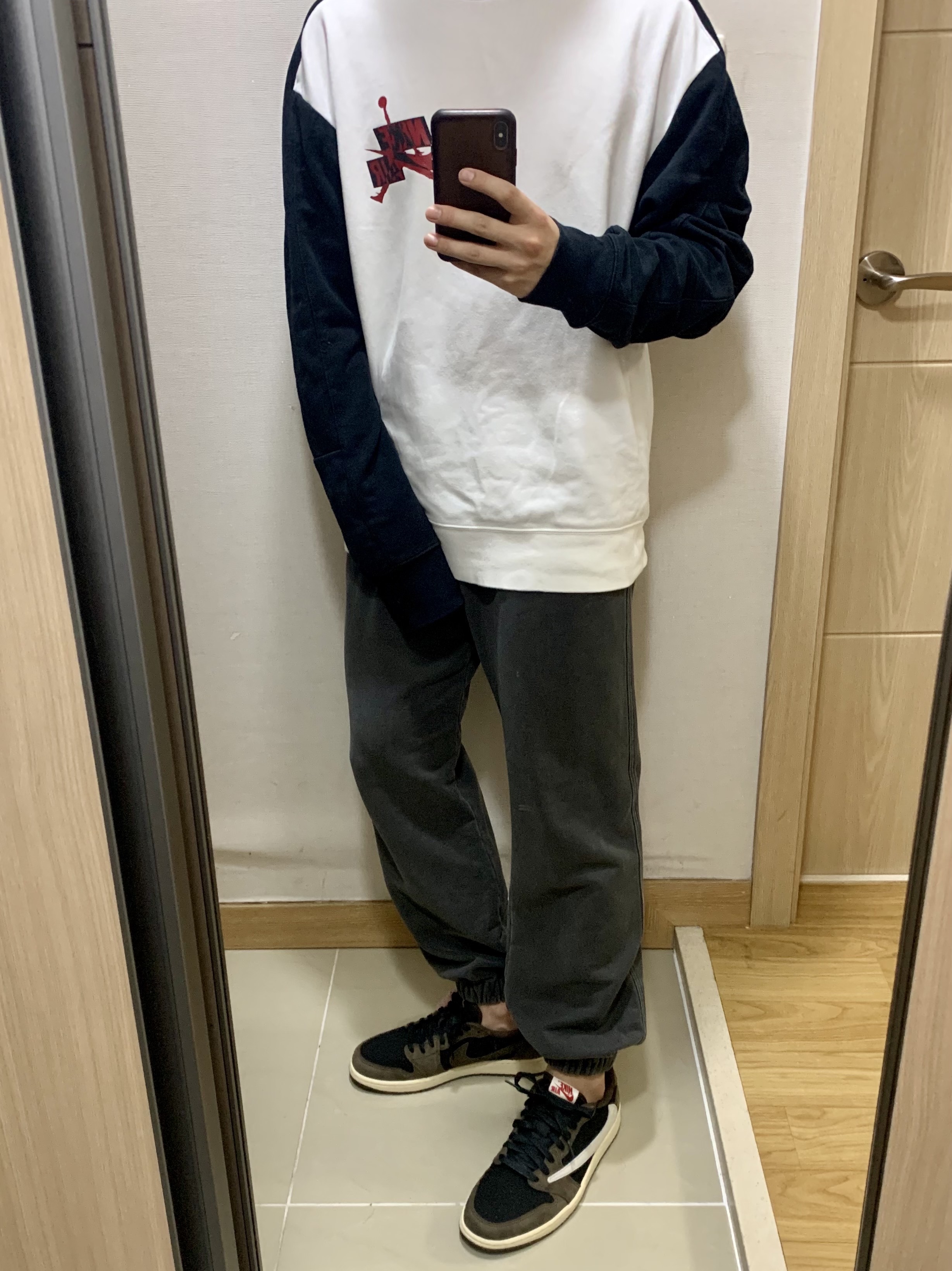 Jordan 1 x Travis Scott Retro Low OG SP Mocha 착용 스타일