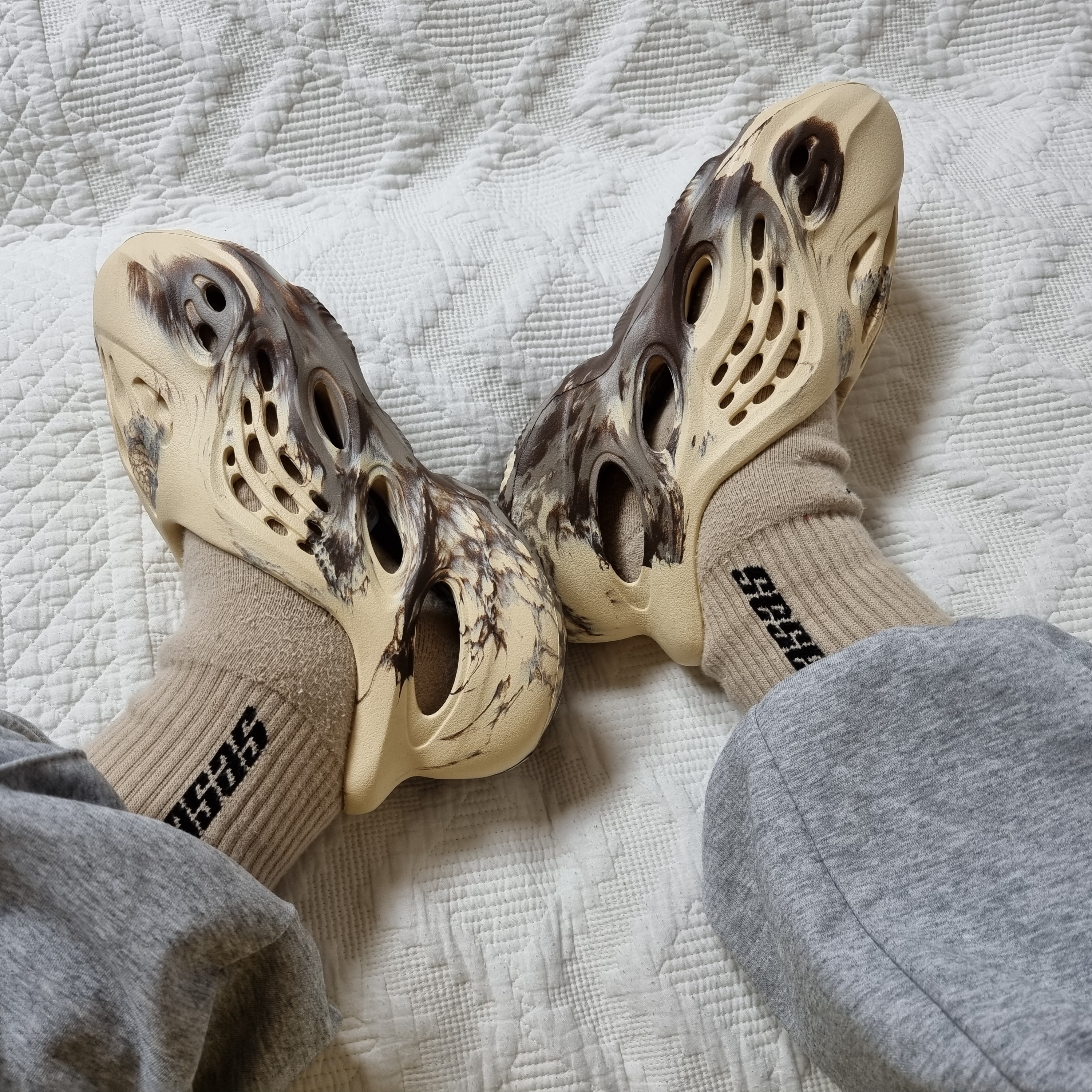Adidas Yeezy Foam RNNR MX Cream Clay, (Kids) Adidas Yeezy Foam RNNR MX Cream Clay 착용 스타일 - 2