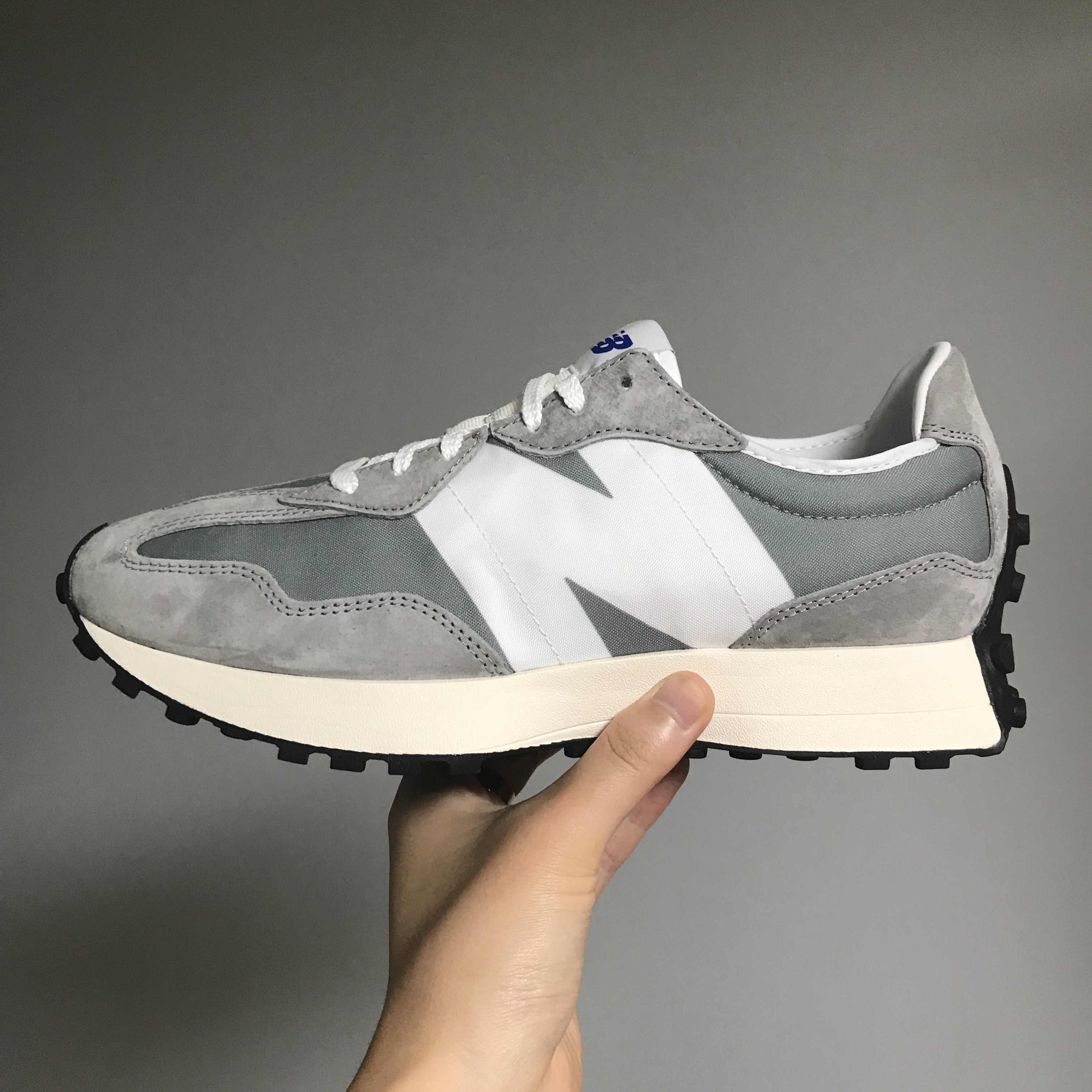 New Balance 327 Grey 착용 스타일 - 1