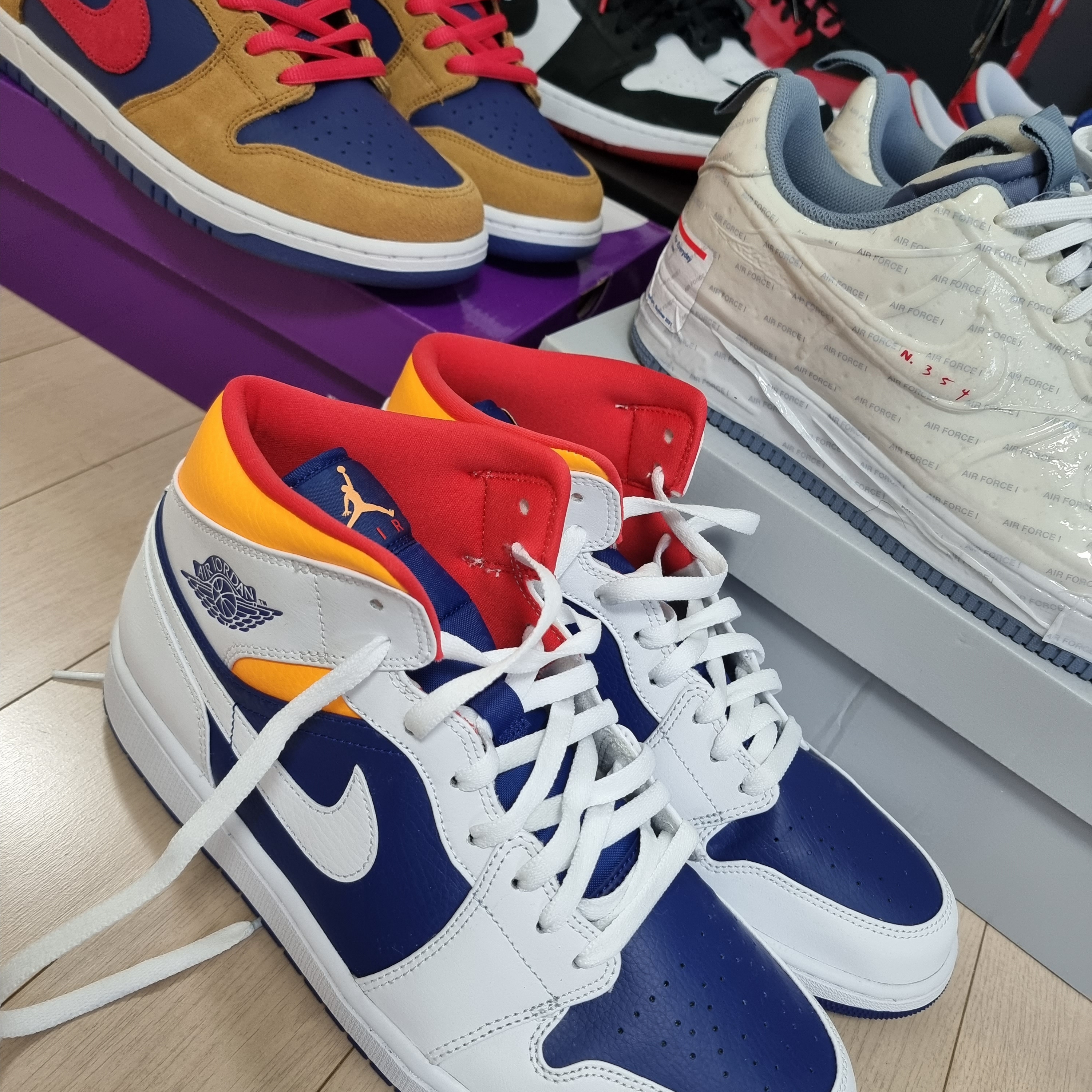 Jordan 1 Mid Deep Royal Blue Laser Orange 착용 스타일 - 2