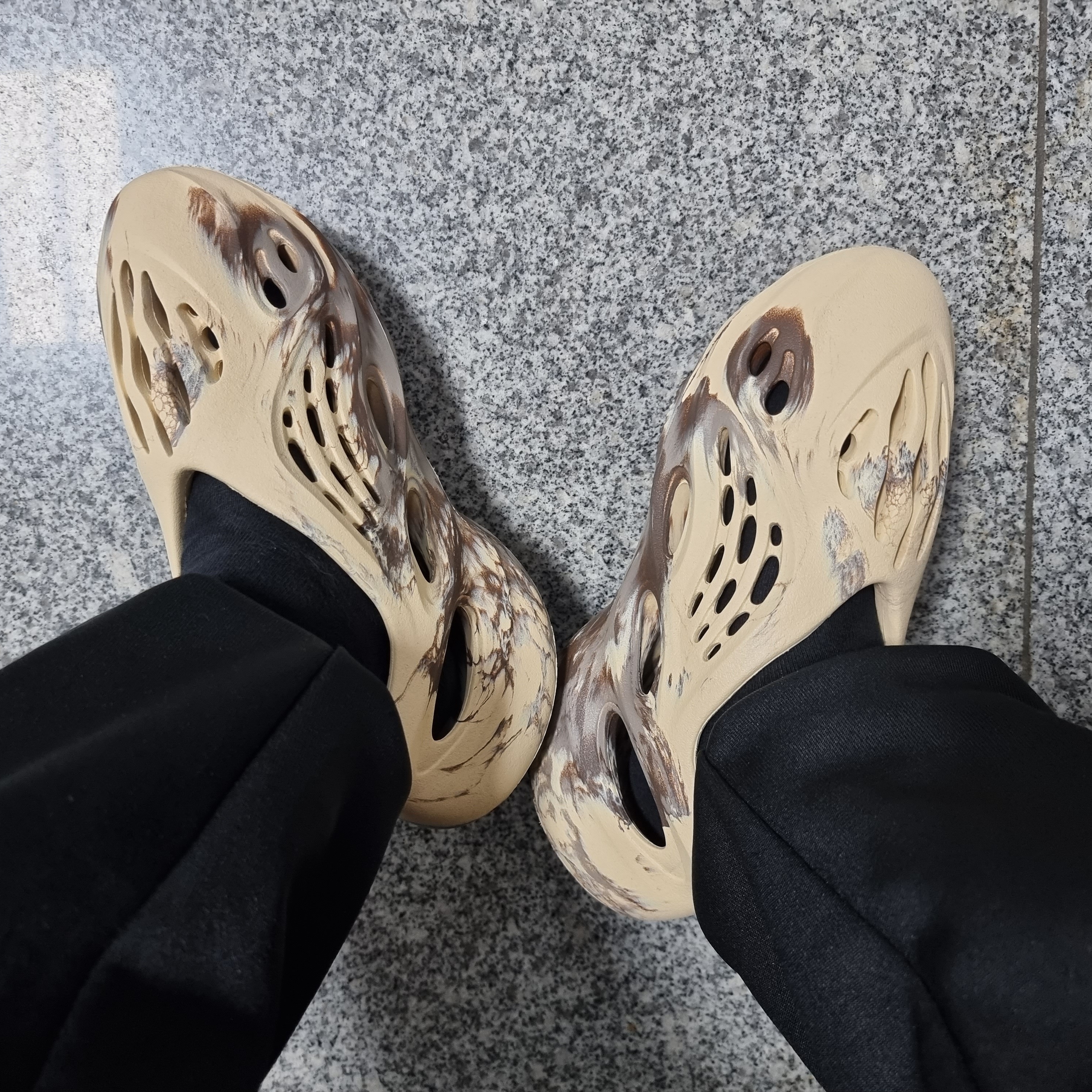 Adidas Yeezy Foam RNNR MX Cream Clay, (Kids) Adidas Yeezy Foam RNNR MX Cream Clay 착용 스타일 - 3
