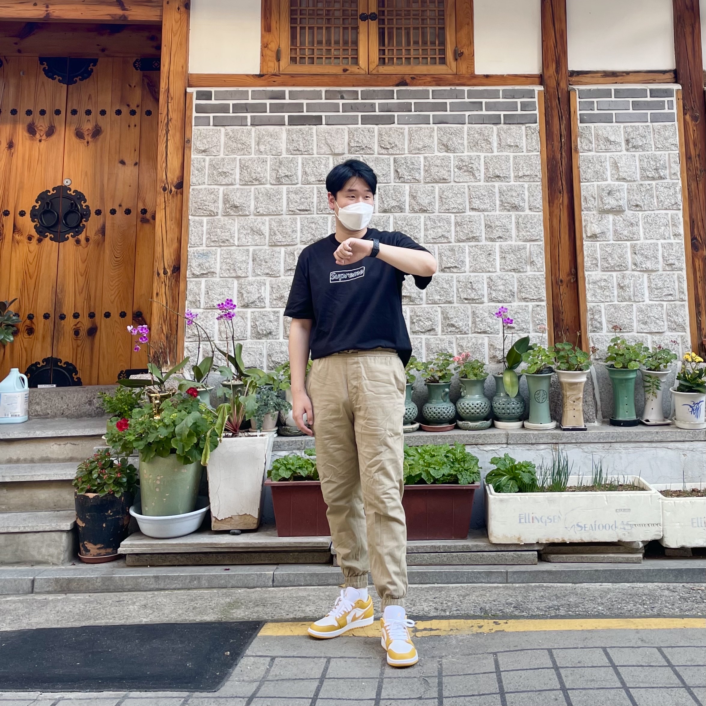 Jordan 1 Low Pollen, Supreme x Kaws Chalk Logo T-Shirt Black - 21SS 착용 스타일