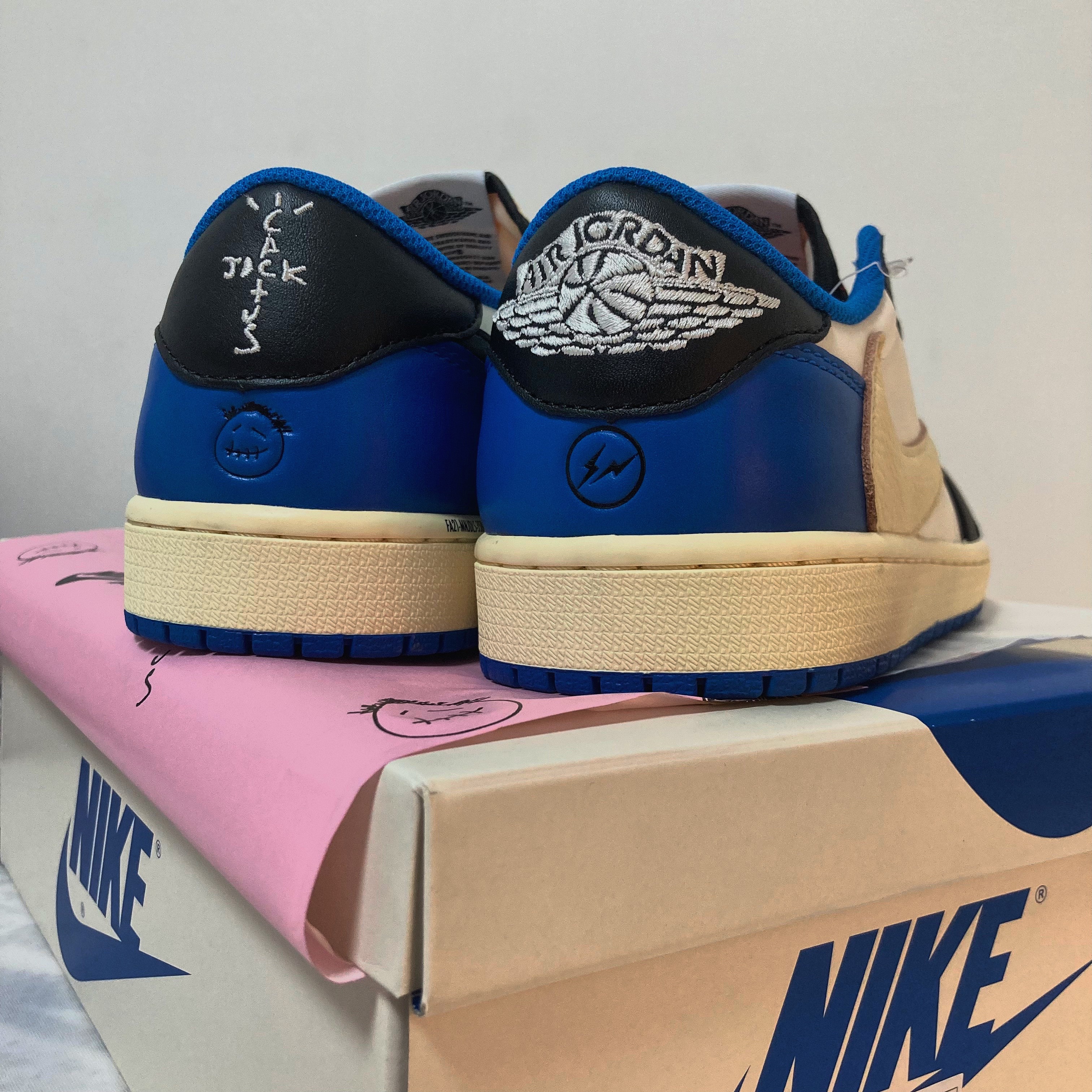 Jordan 1 x Travis Scott x Fragment Retro Low OG SP Military Blue 착용 스타일 - 3