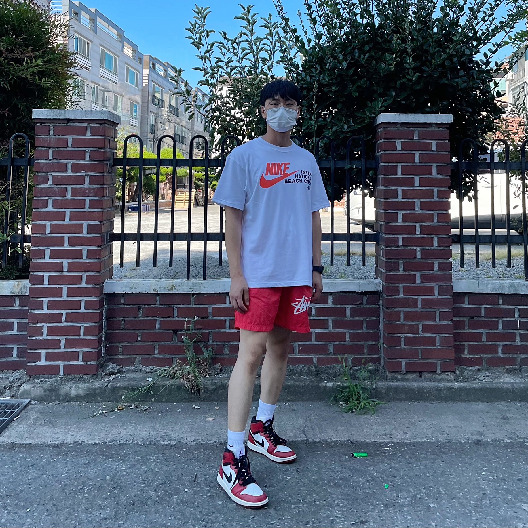 Jordan 1 Retro Chicago 2013, Nike x Stussy Water Shorts Habanero Red 착용 스타일