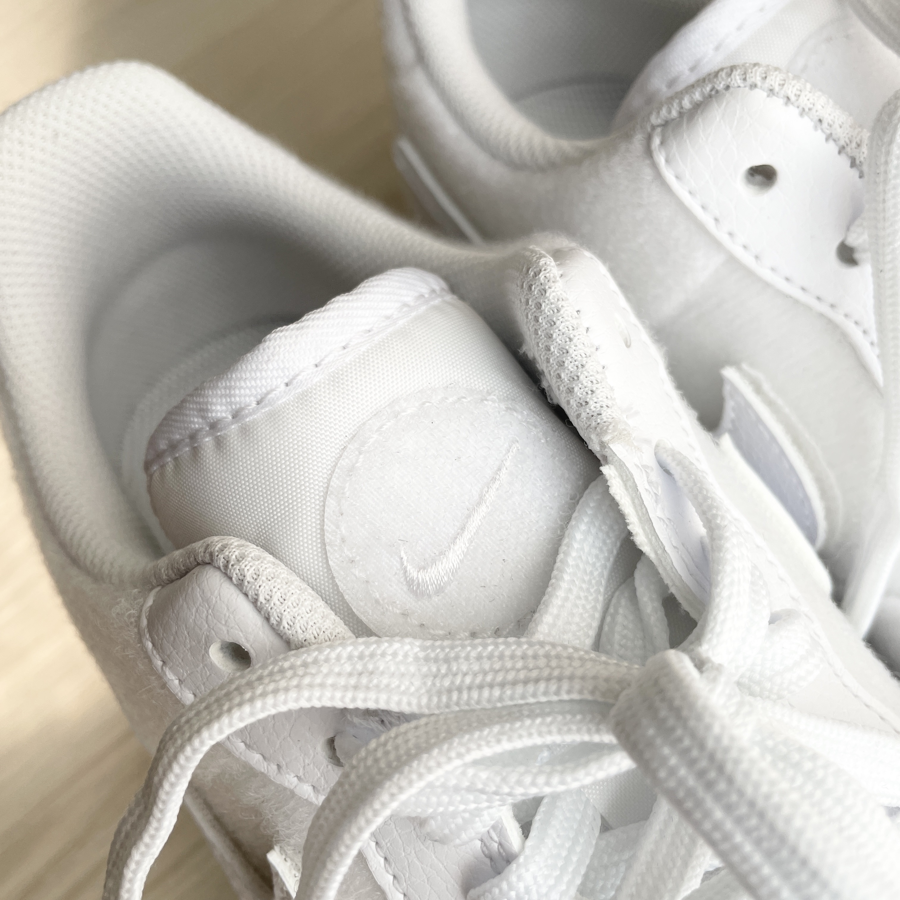 Nike Air Force 1/1 Triple White 착용 스타일 - 2