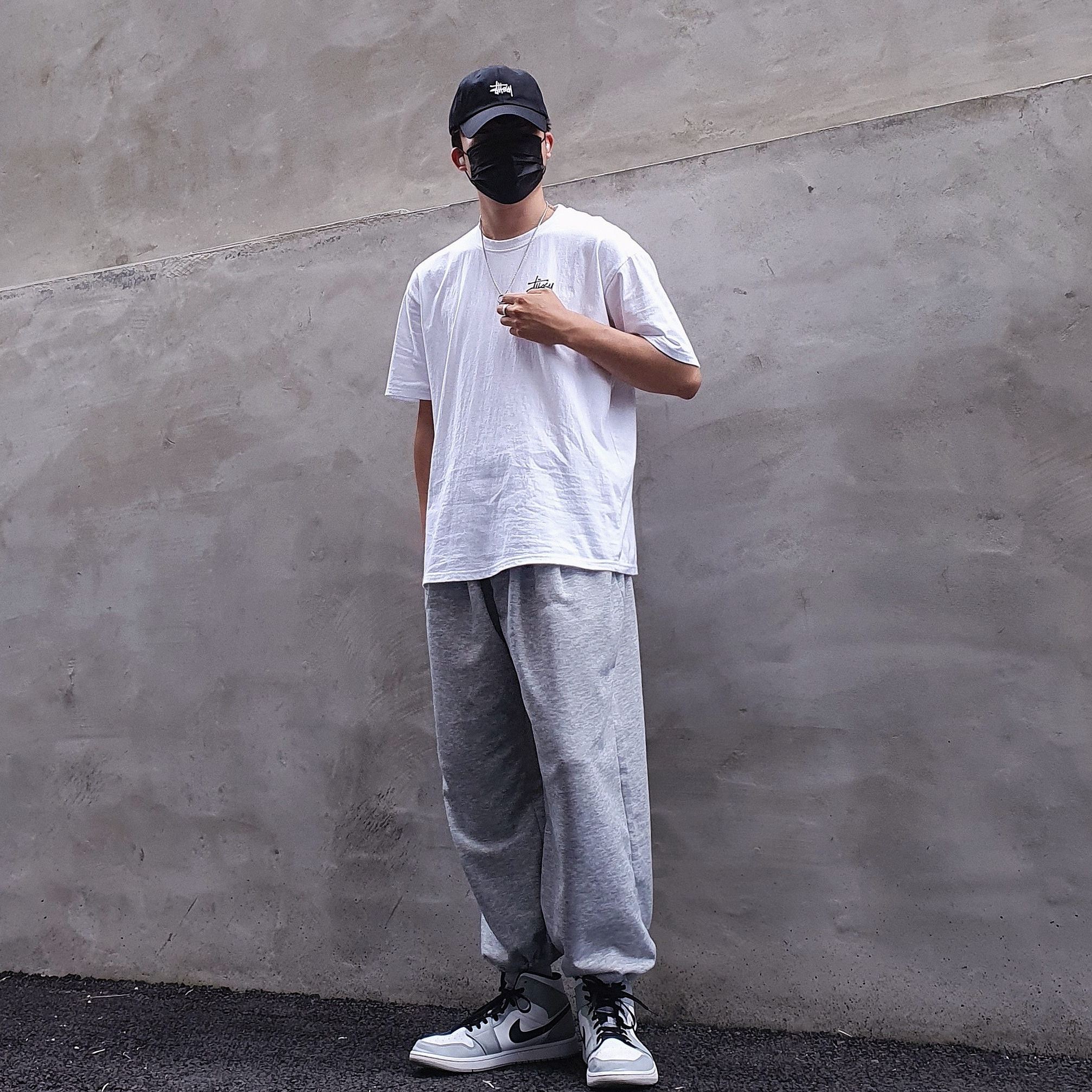 Jordan 1 Mid Light Smoke Grey, Stussy Basic Stussy T-Shirt White 2021 착용 스타일 - 3