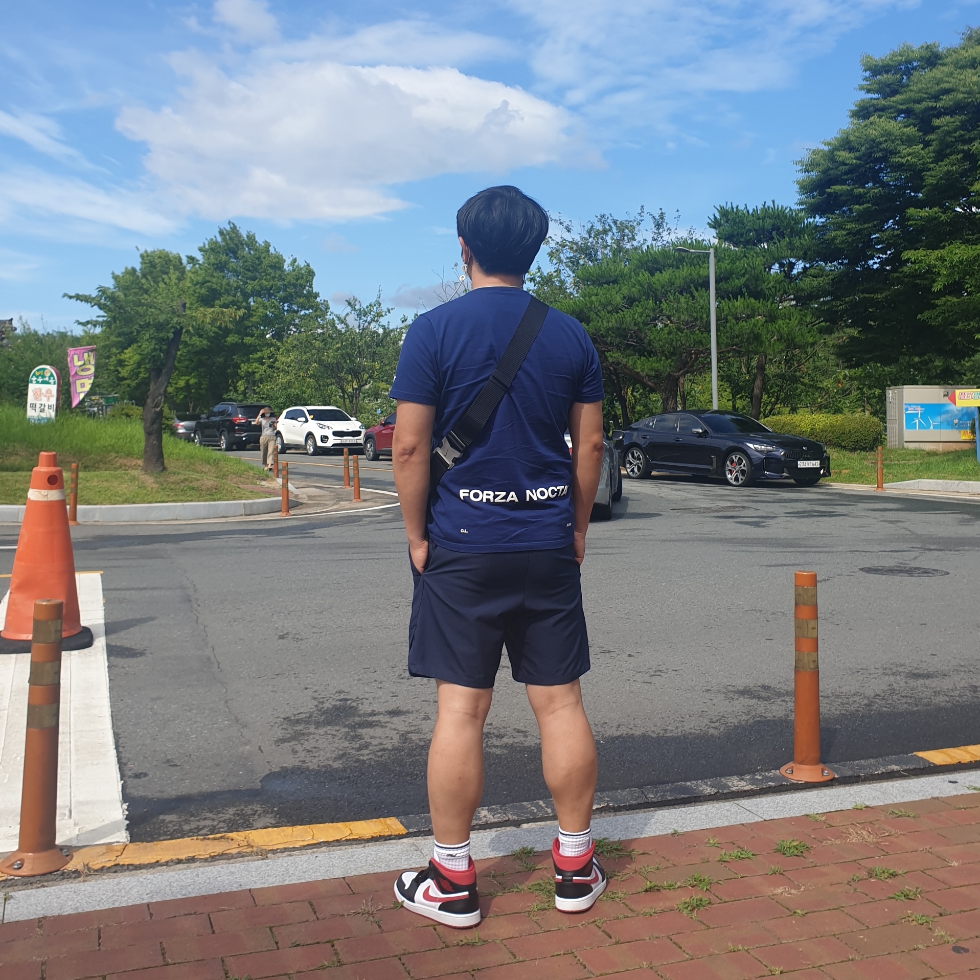 Jordan 1 Mid Gym Red Black White, Nike x Drake Nocta Cardinal Stock Essential T-Shirt Navy - Asia 착용 스타일