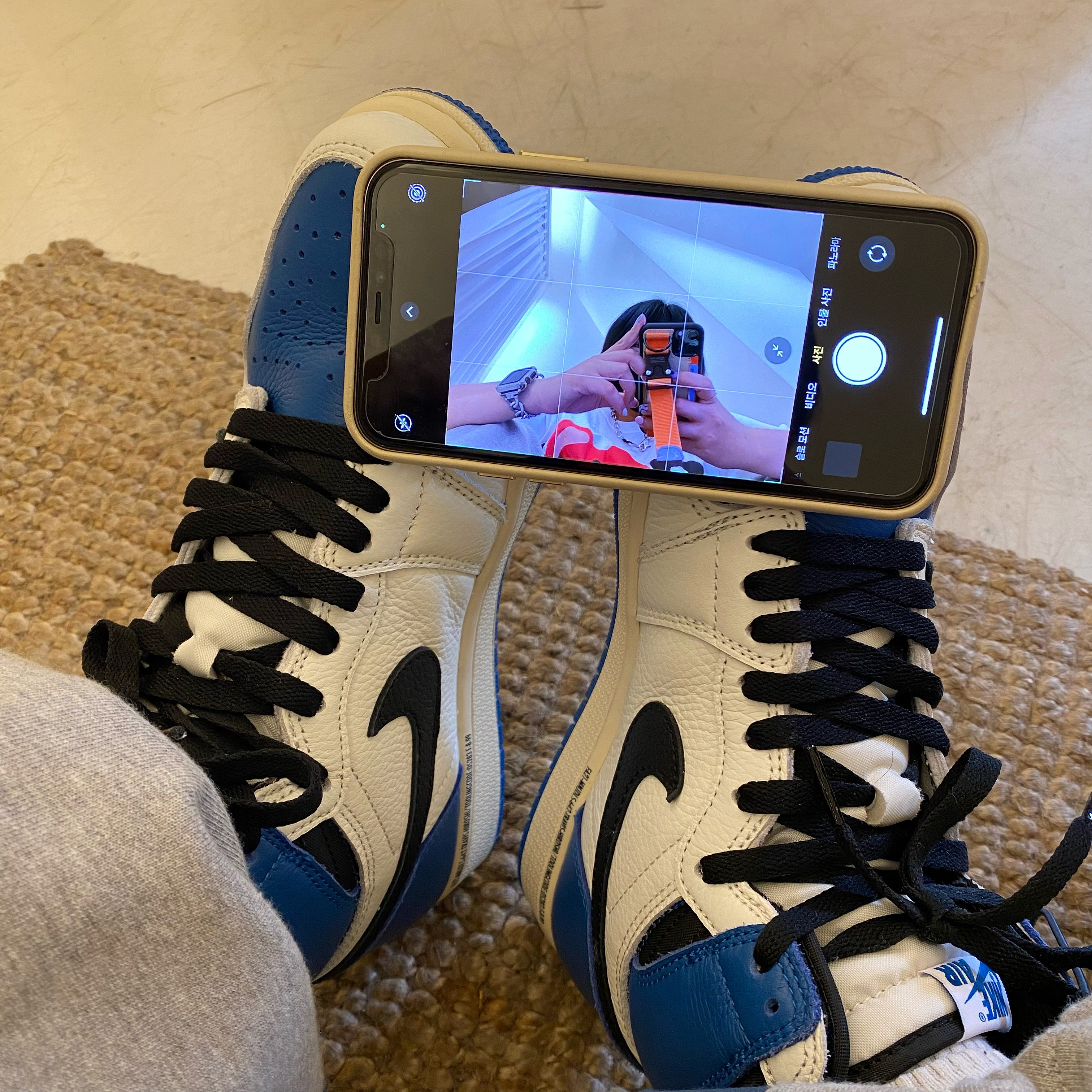 Jordan 1 x Travis Scott x Fragment Retro High OG SP Military Blue 착용 스타일