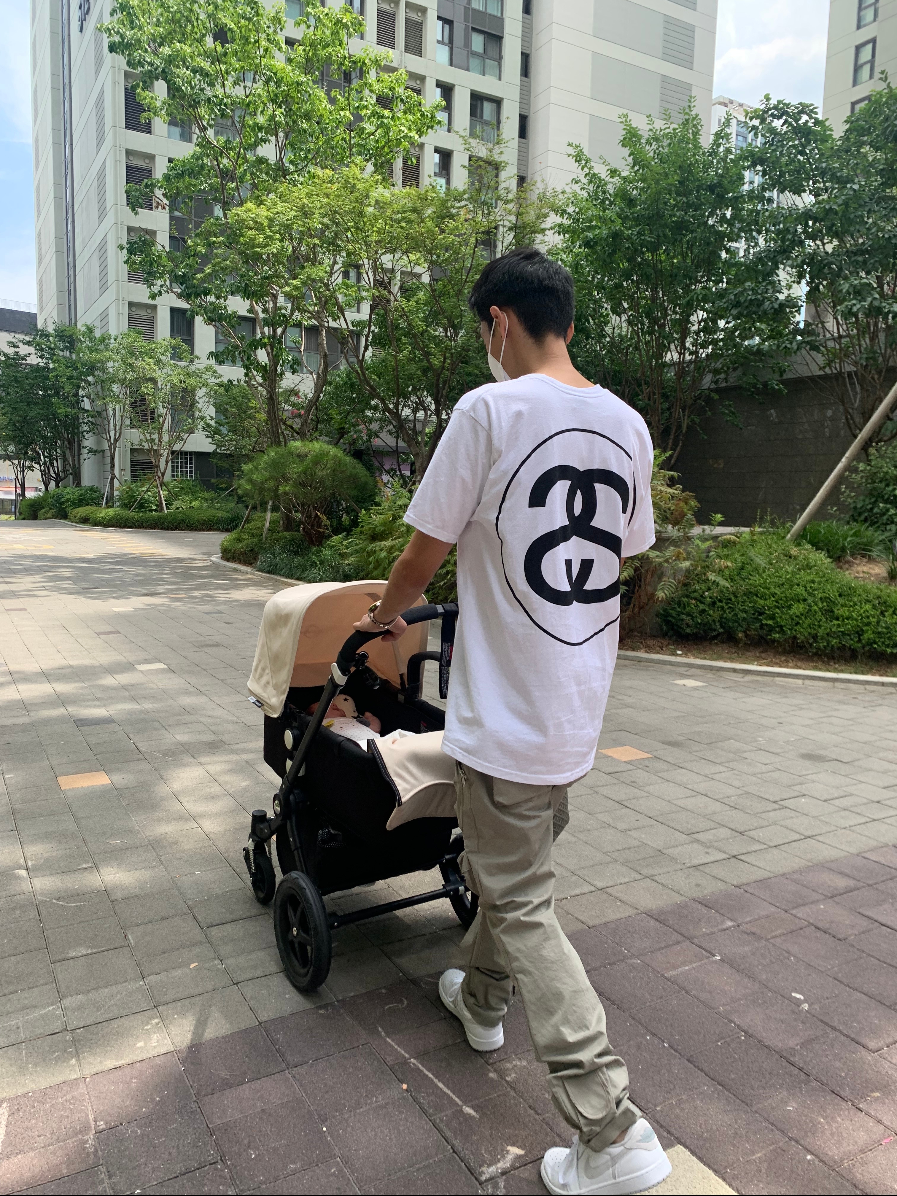 Stussy Big Link T-Shirt White, Jordan 1 Low OG Neutral Grey 착용 스타일