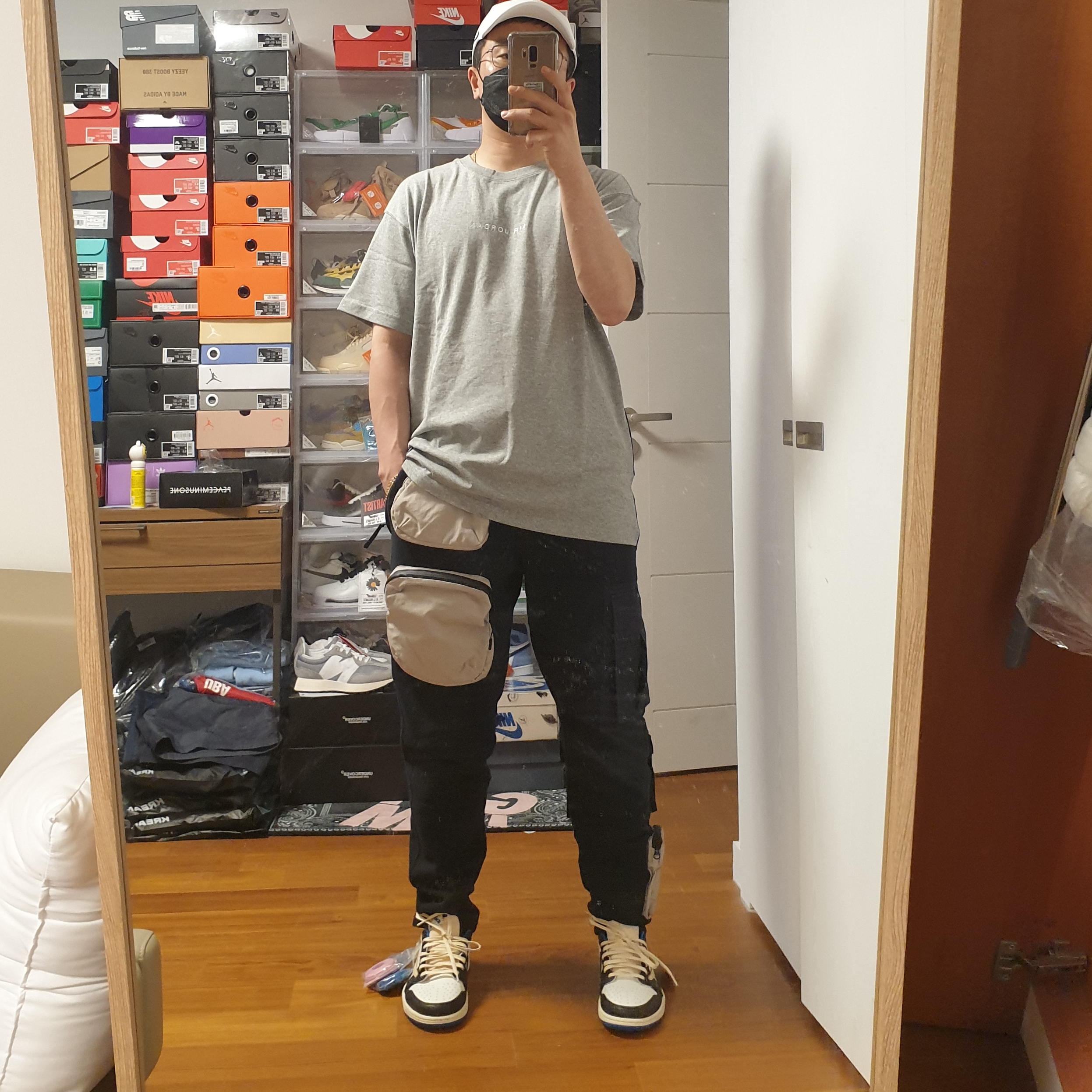 Jordan 1 x Travis Scott x Fragment Retro Low OG SP Military Blue, Nike x Travis Scott NRG AG Utility Sweatpants Black 착용 스타일 - 3