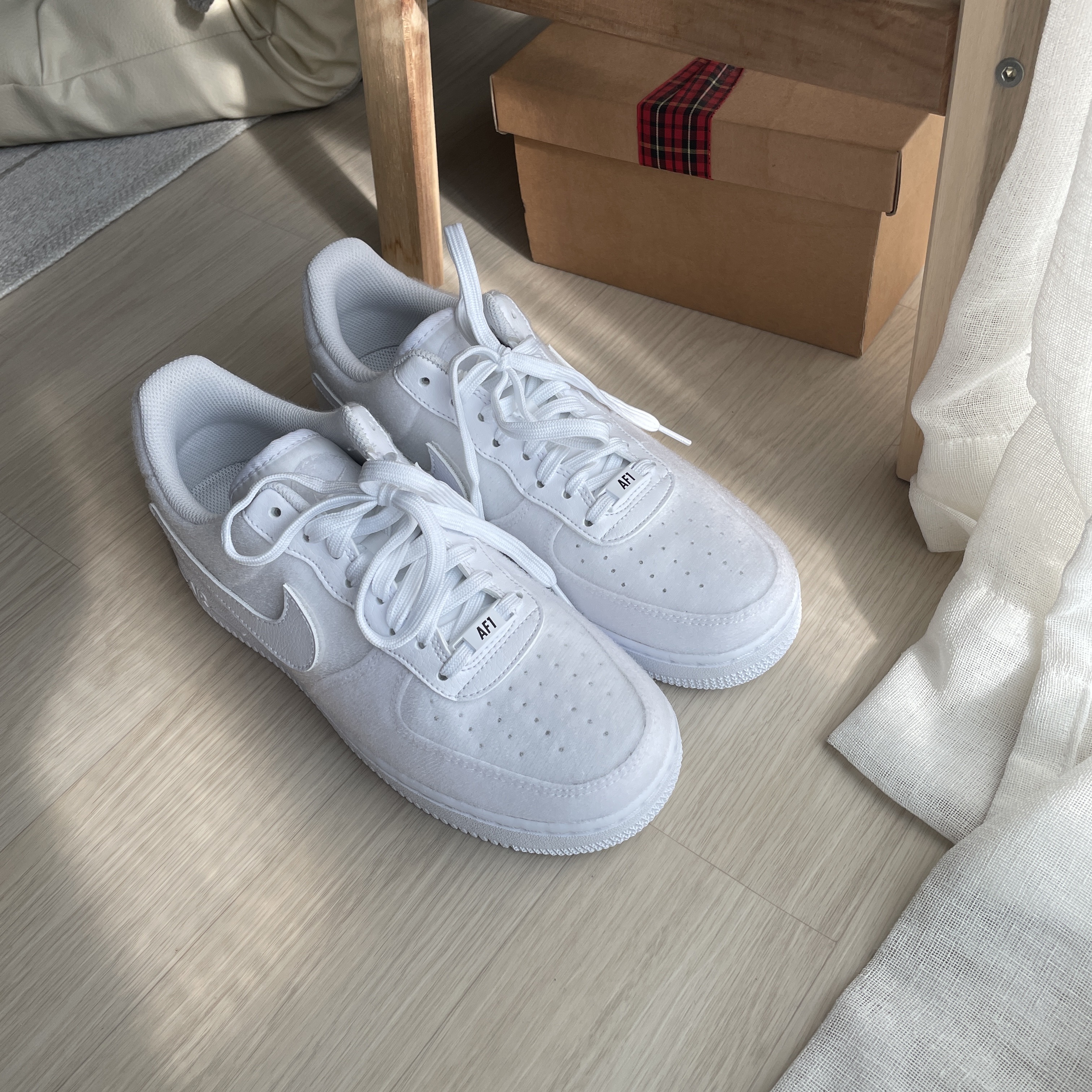 Nike Air Force 1/1 Triple White 착용 스타일 - 1