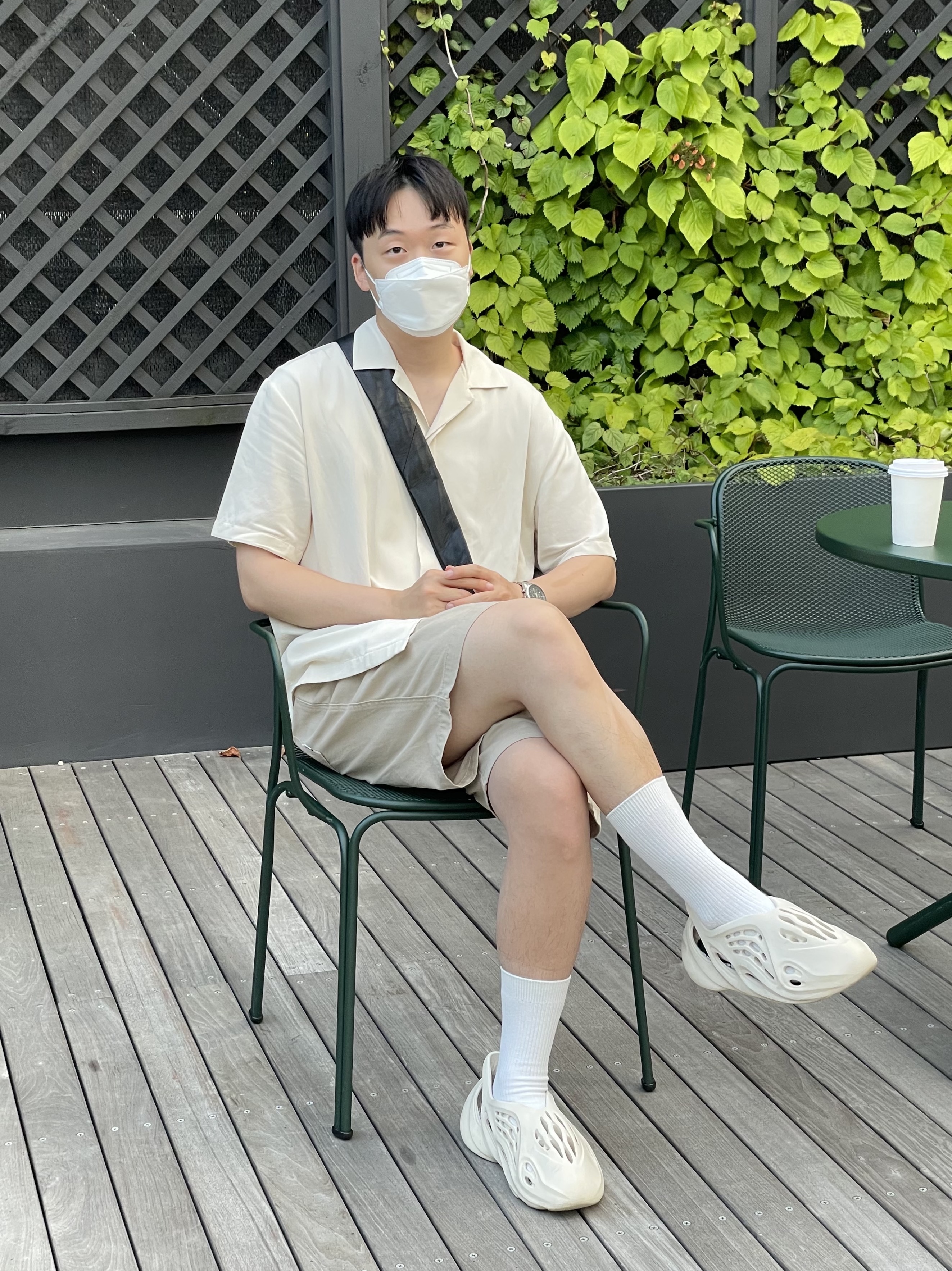 Adidas Yeezy Foam RNNR Sand, Lemaire Small Croissant Bag Soft Nappa Leather Black 착용 스타일 - 1