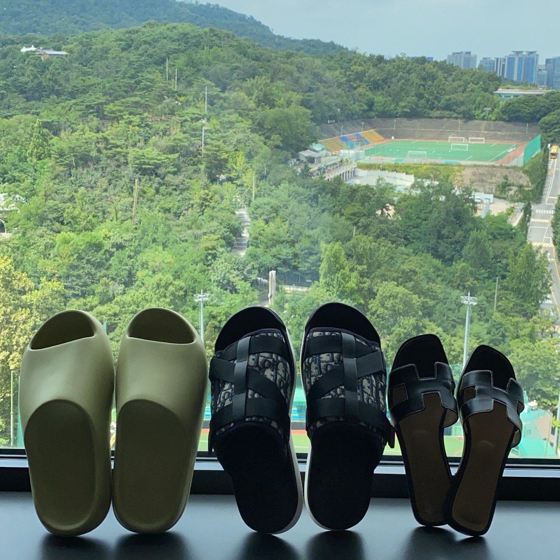 Adidas Yeezy Slide Resin 2021, Stussy x Takahiromiyashita The Soloist 40 WT T-Shirt 착용 스타일 - 2