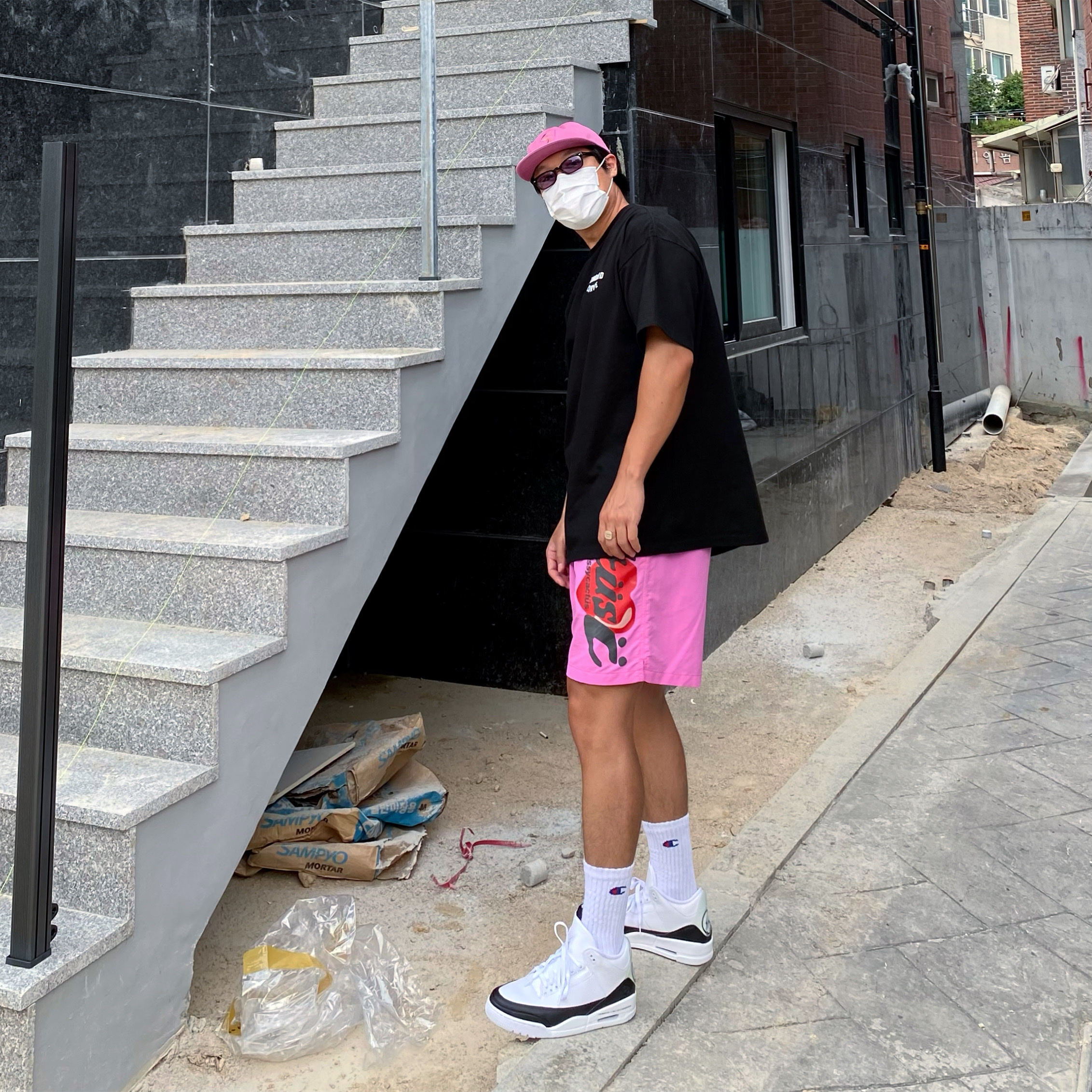 Jordan 3 x Fragment Retro SP White Black, Stussy x Cactus Plant Flea Market Shorts Pink 착용 스타일
