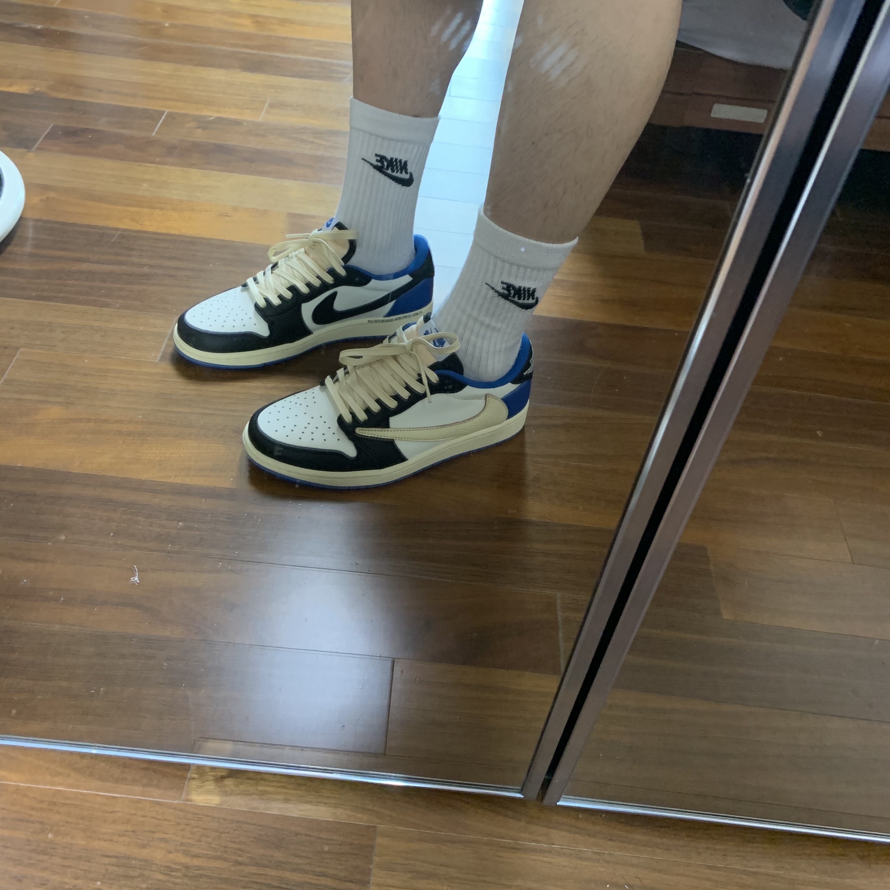 Jordan 1 x Travis Scott x Fragment Retro Low OG SP Military Blue 착용 스타일 - 2