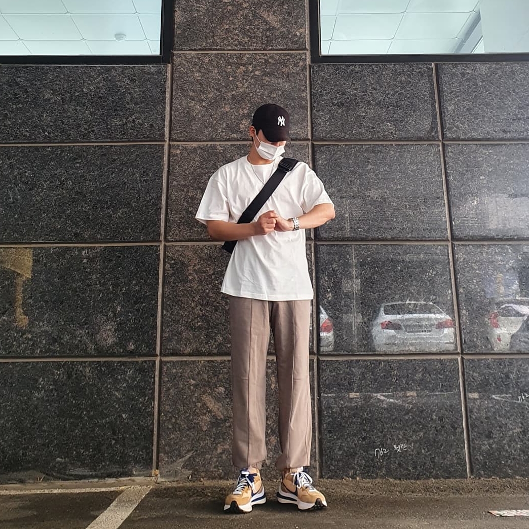 Nike x Sacai VaporWaffle Sesame and Blue Void 착용 스타일