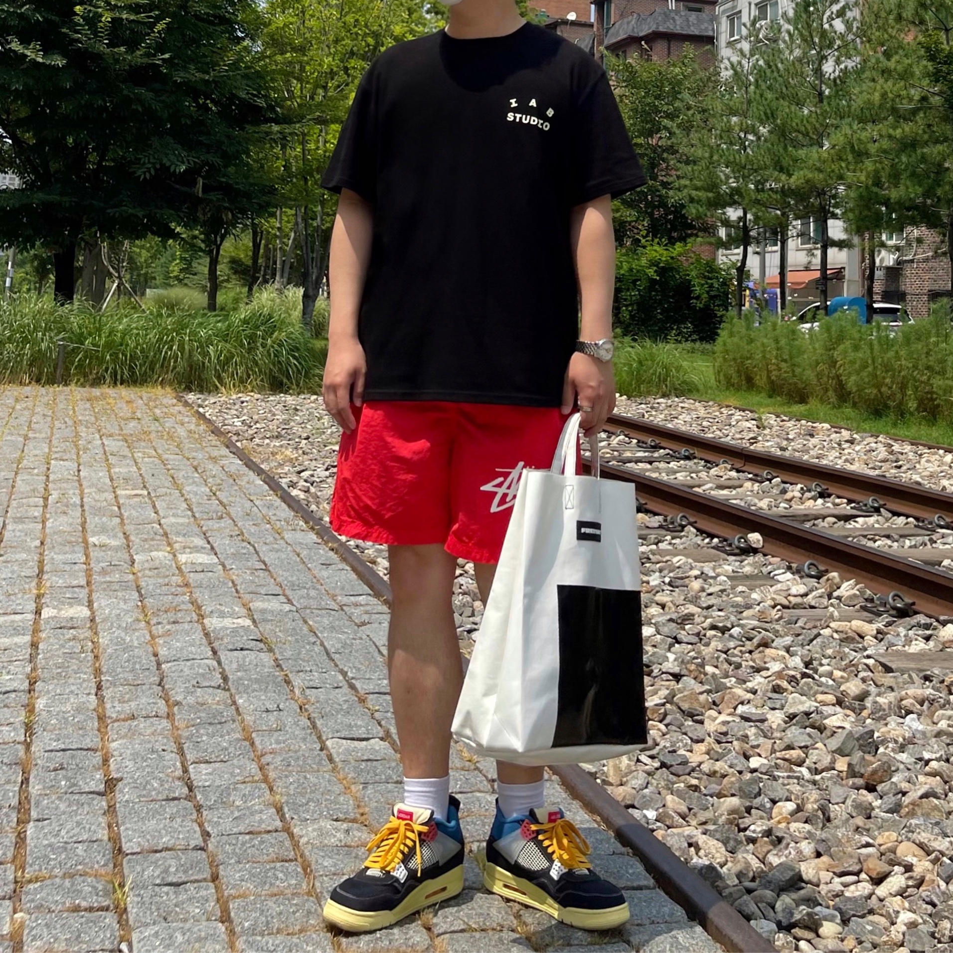 Jordan 4 x Union Retro Off Noir, Nike x Stussy Water Shorts Habanero Red 착용 스타일