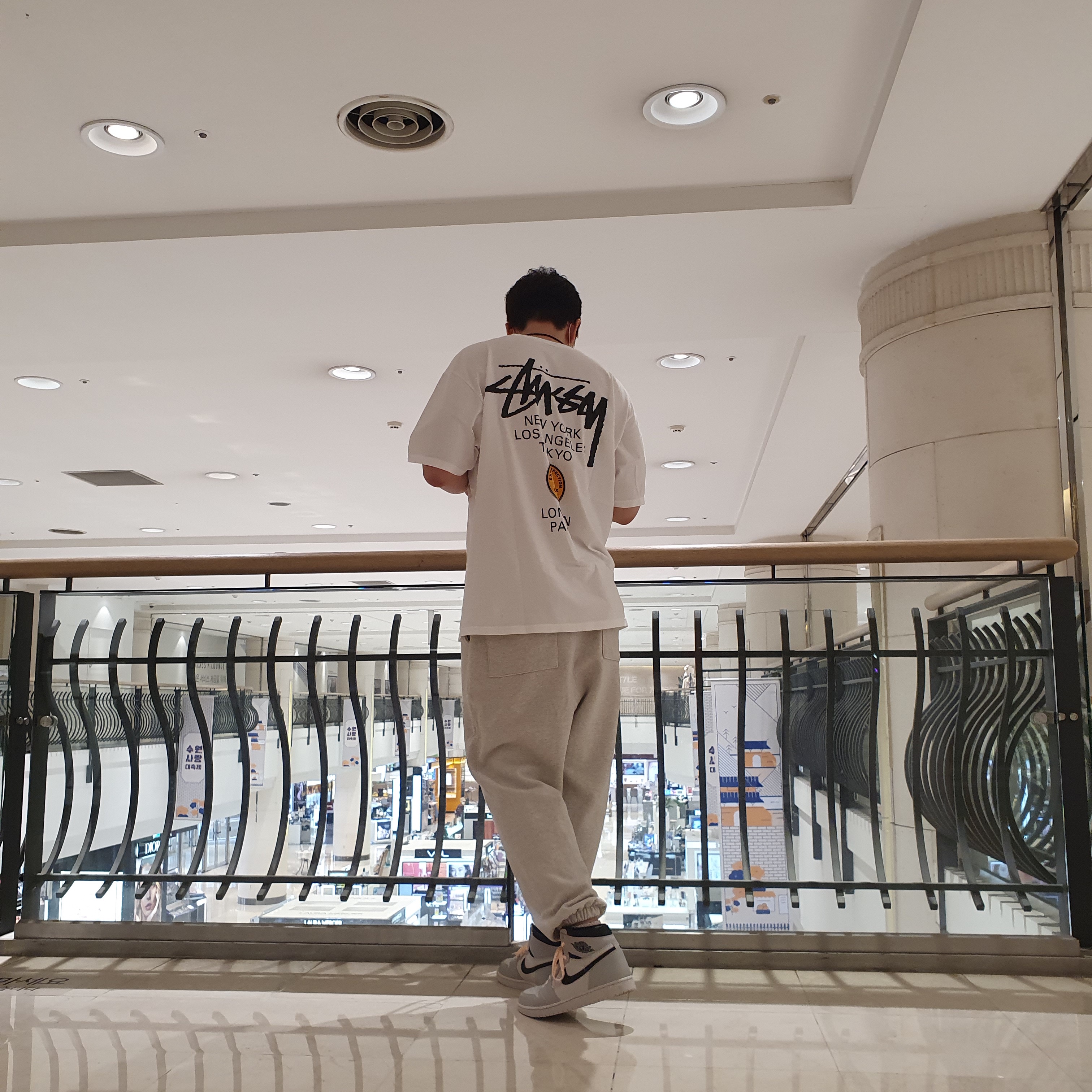 Stussy x Martine Rose 40 WT T-Shirt, Jordan 1 Retro High OG Defiant SB NYC to Paris 착용 스타일