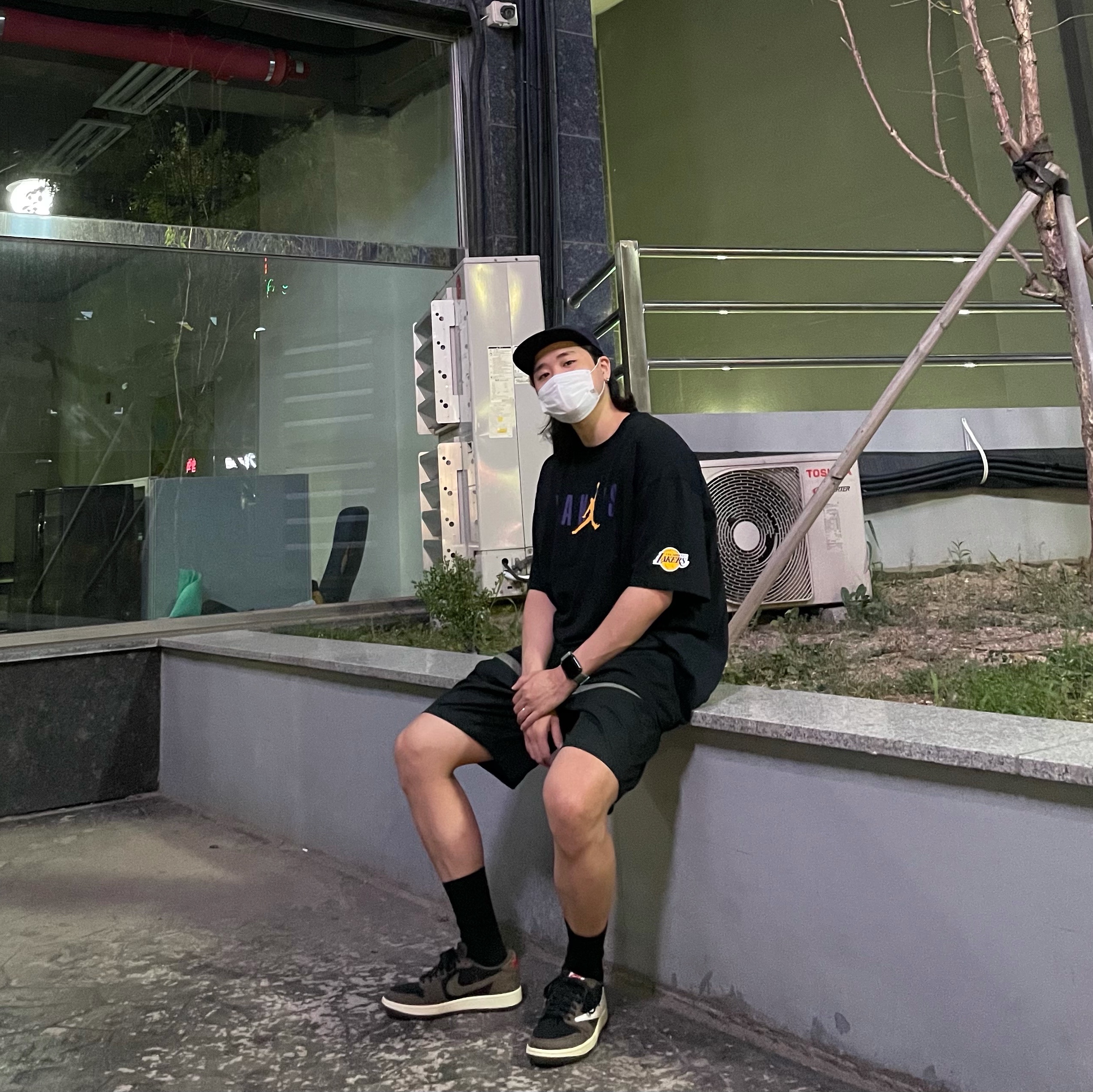 Jordan 1 x Travis Scott Retro Low OG SP Mocha 착용 스타일