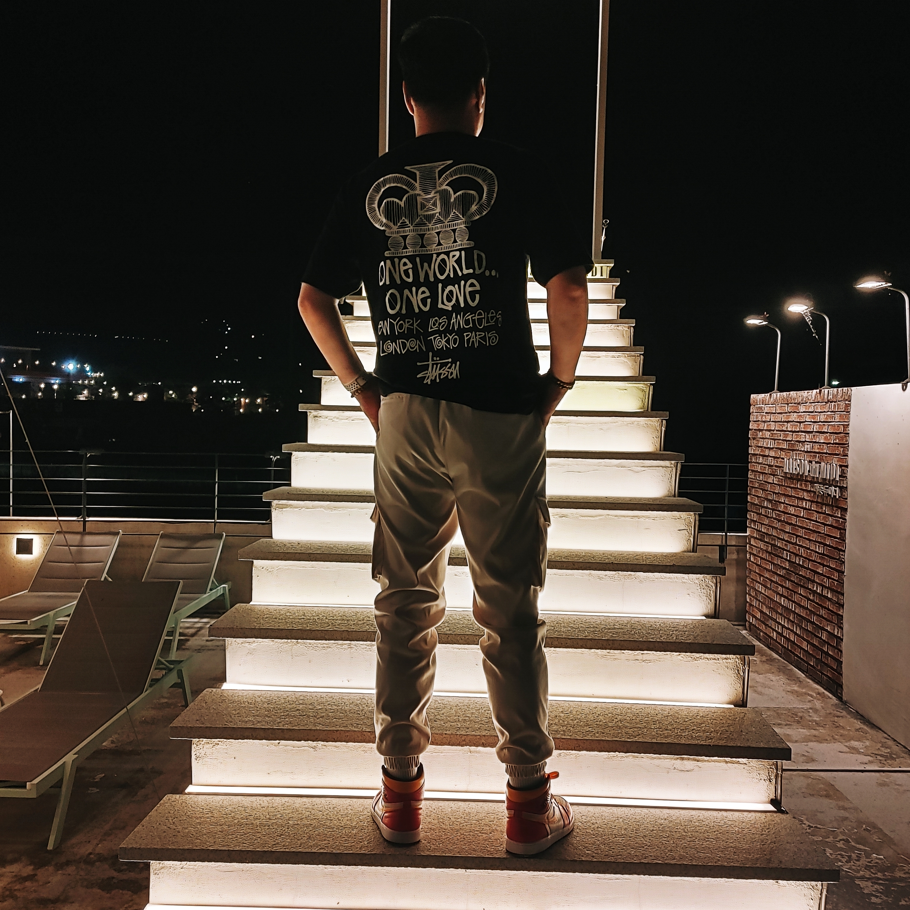 Jordan 1 Retro High OG Light Fusion Red, Stussy One World T-Shirt Black 착용 스타일