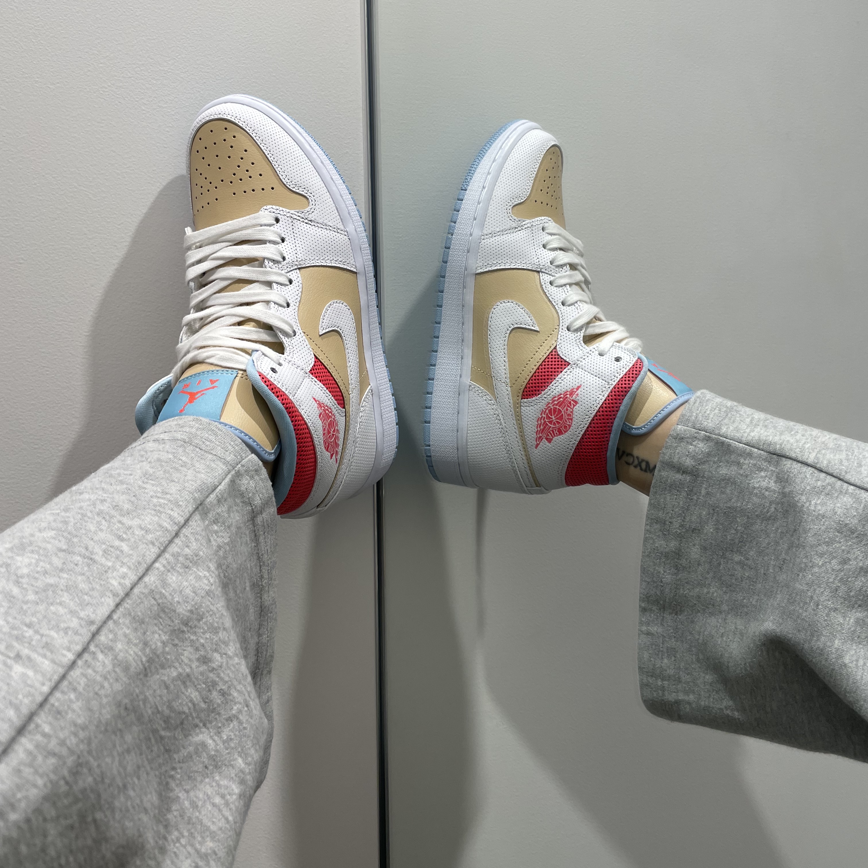 (W) Jordan 1 Mid SE Sesame 착용 스타일 - 1