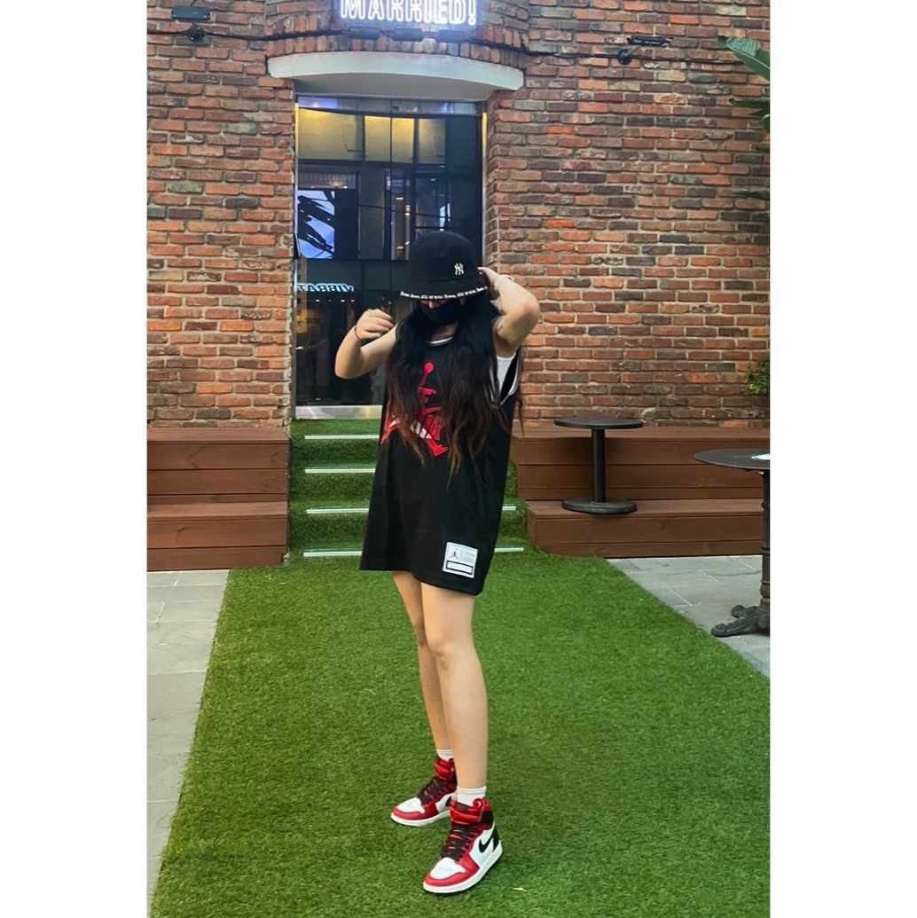 (W) Jordan 1 Retro High Satin Red 착용 스타일 - 2