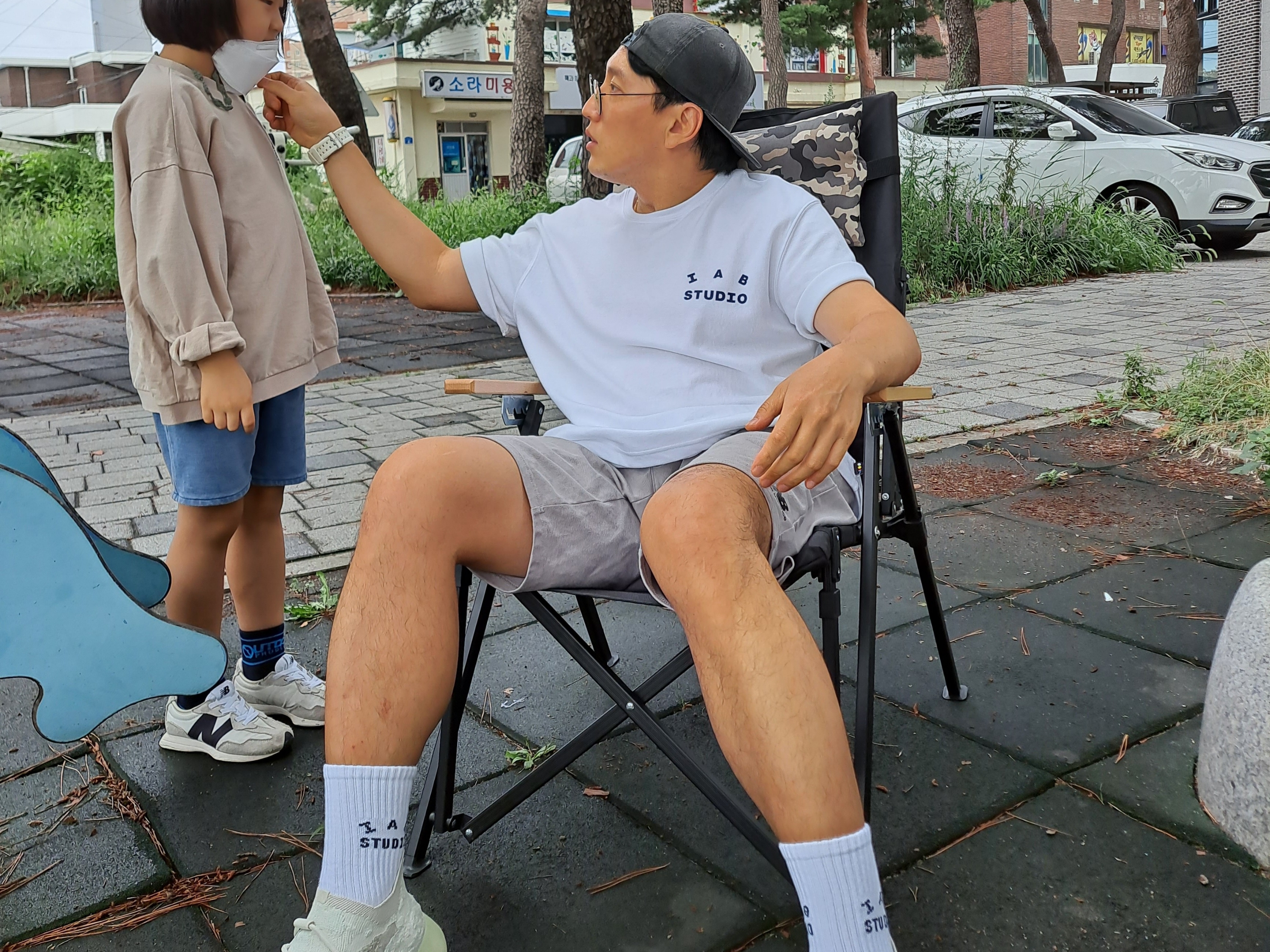 IAB Studio T-Shirt White, IAB Studio Socks Pack White Purple Cyan 착용 스타일 - 2