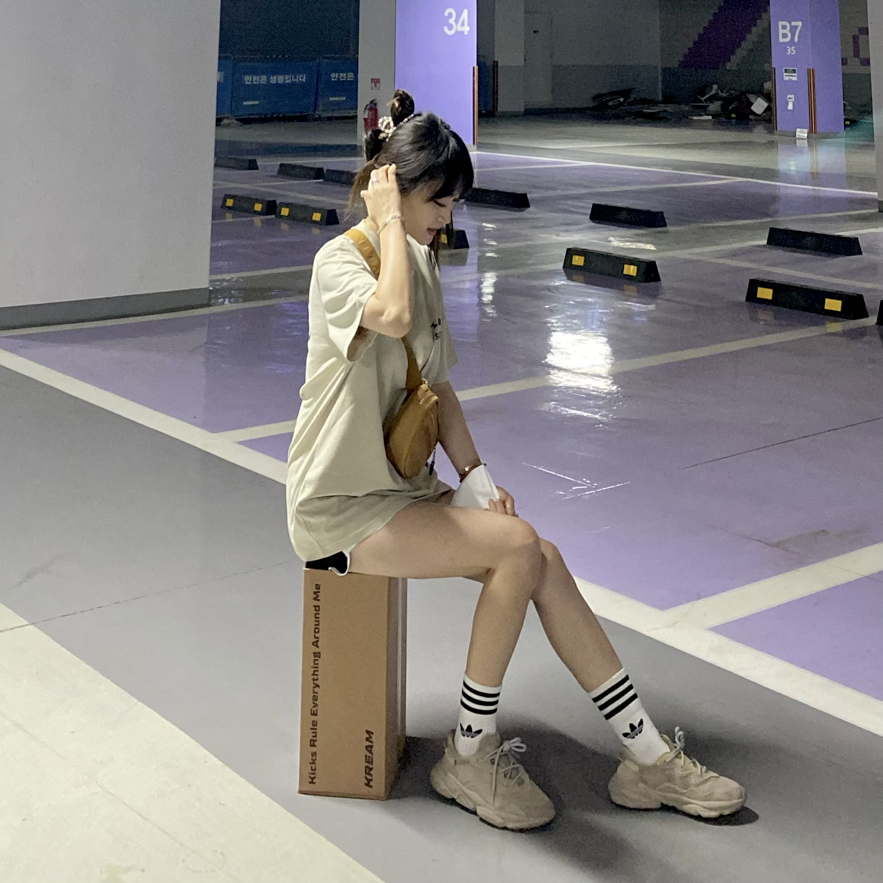 IAB Studio Pigment T-Shirt Oatmeal, (W) Adidas Ozweego Trace Khaki 착용 스타일 - 2