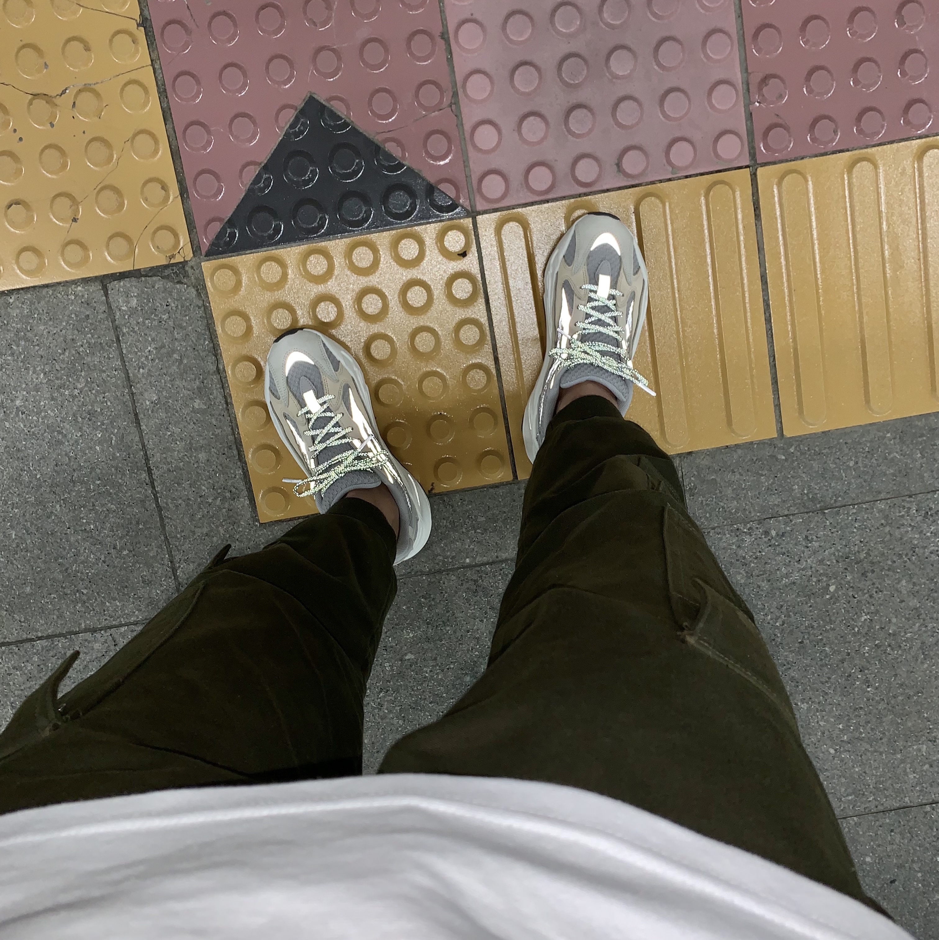 Adidas Yeezy Boost 700 V2 Cream 착용 스타일
