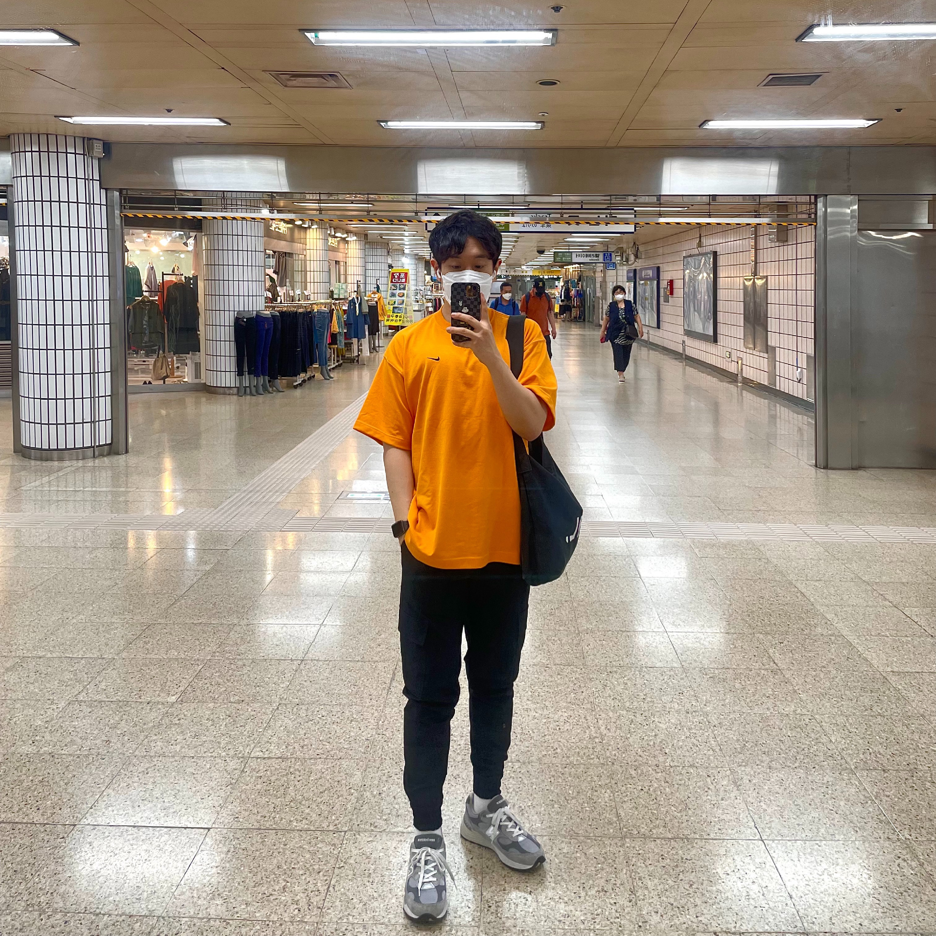 Nike x Kim Jones Oversized T-Shirt Circuit Orange - Asia, New Balance 992 Made in USA Grey - D Standard 착용 스타일