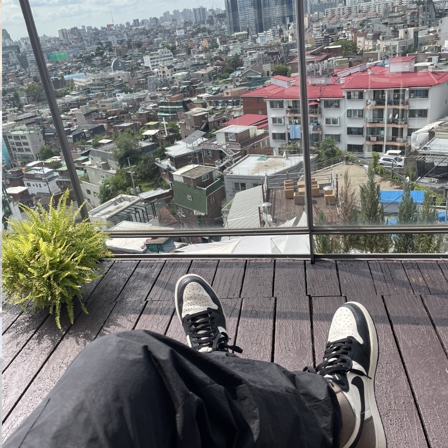 Jordan 1 Retro High OG Black Mocha 착용 스타일 - 2