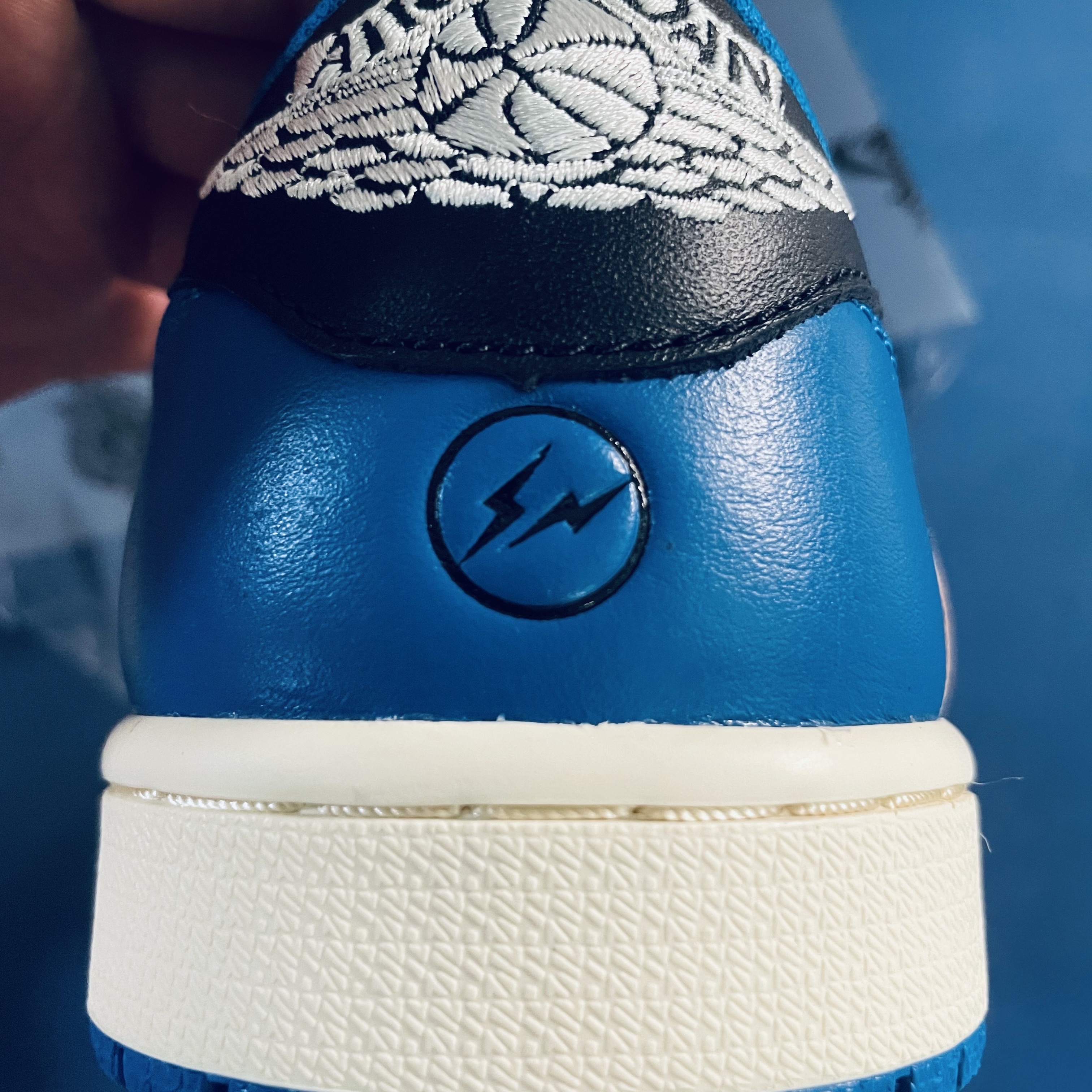Jordan 1 x Travis Scott x Fragment Retro Low OG SP Military Blue 착용 스타일 - 5